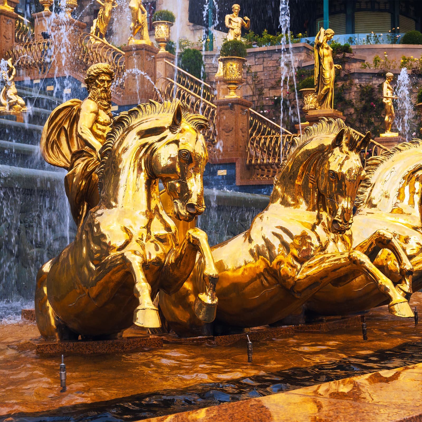 Водопад Гелиос в Ba Na Hills: декоративный каскад воды, окружённый скульптурами в античном стиле, создающий атмосферу европейской площади с фонтаном.