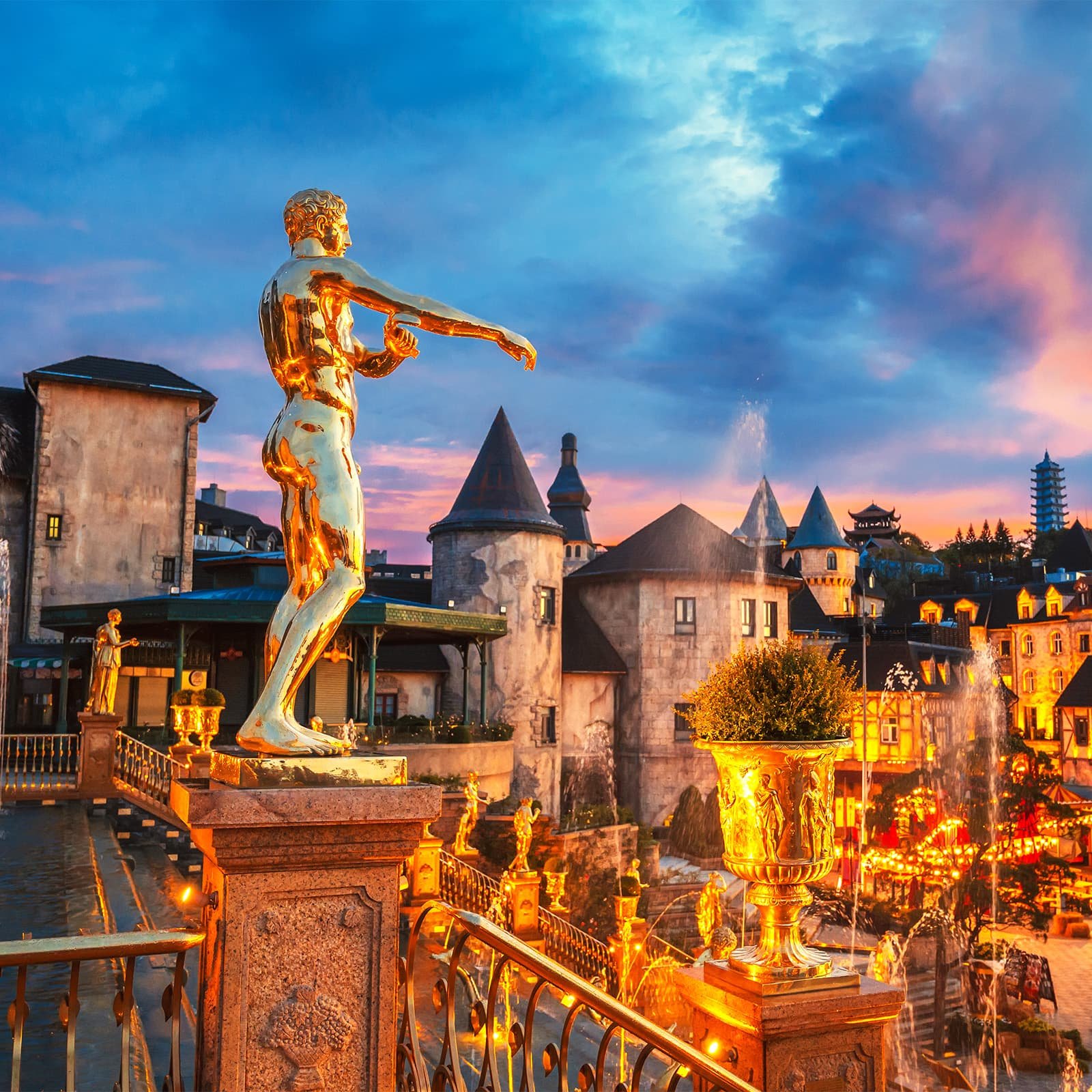 Helios Waterfall — фотогеничный ансамбль в Ba Na Hills, где вода стекает по многоуровневой конструкции с классическими статуями, популярный фон для снимков из Дананга.
