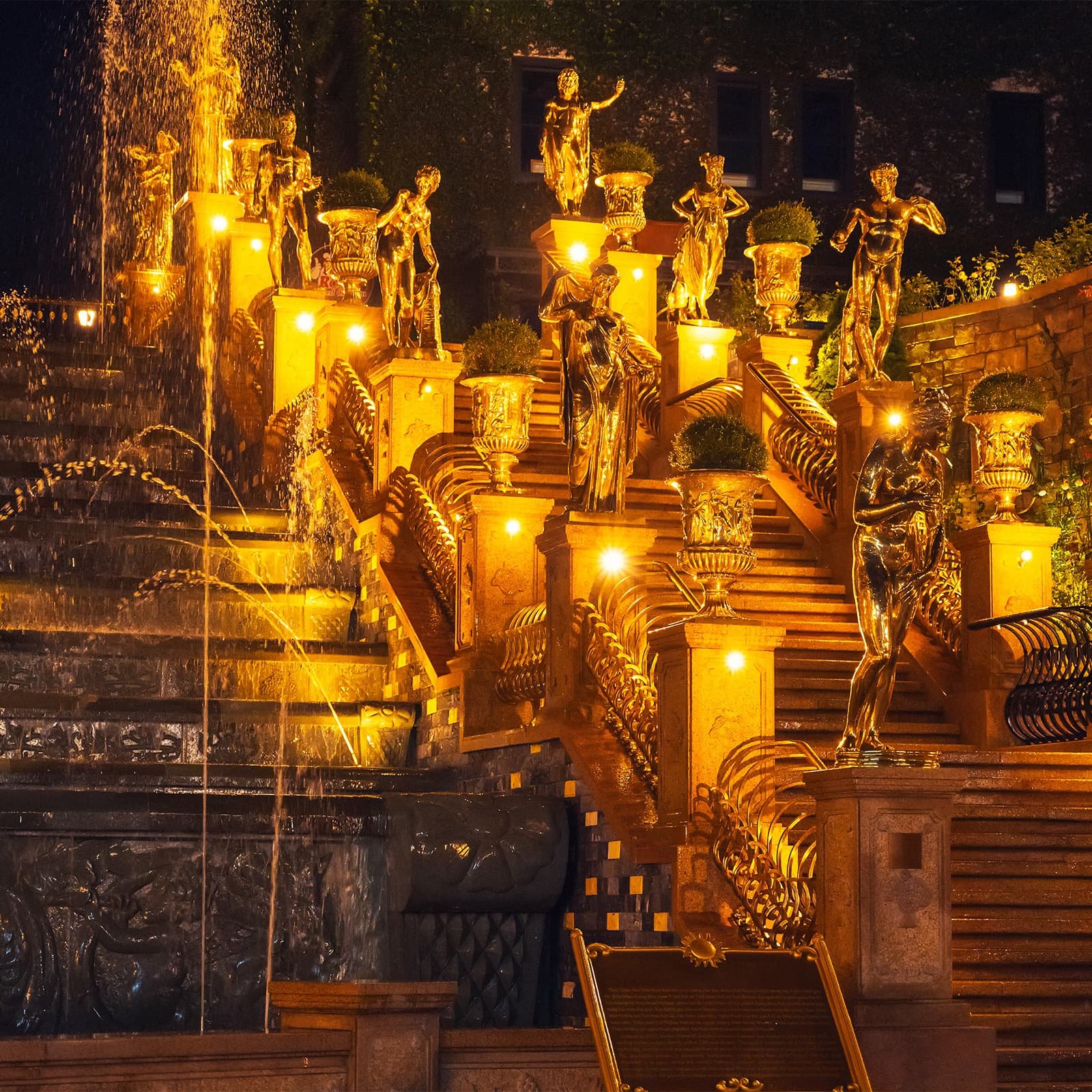 Водопад Гелиос в прогулочной зоне верхнего уровня Ba Na Hills: сочетание ландшафтного дизайна и неоклассической скульптуры в европейской части комплекса.