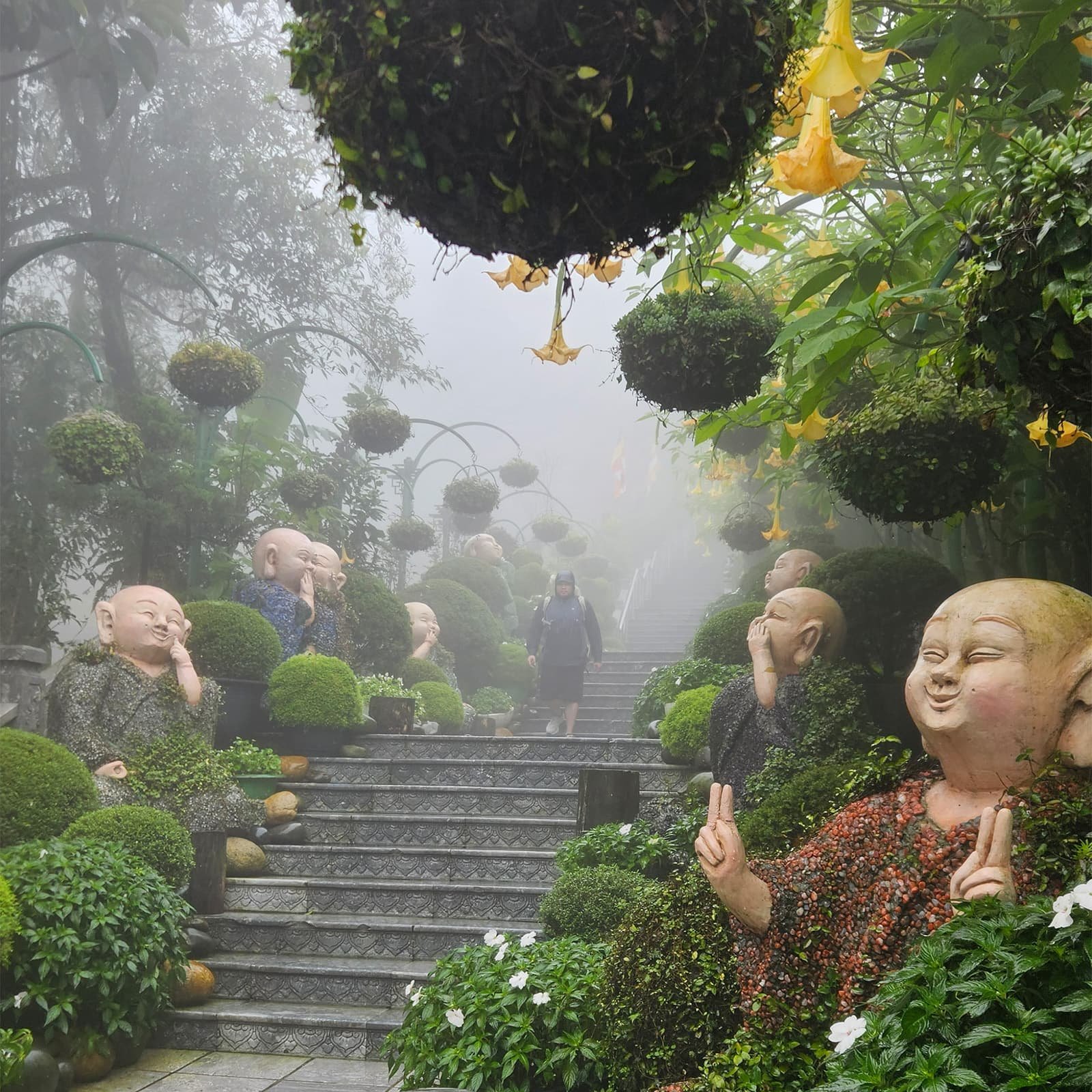 Чайный домик Tru Vu на маршруте к Chua Mountain в Ba Na Hills: лаконичная архитектура, деревянные террасы и медитативная атмосфера для любителей тихих локаций.