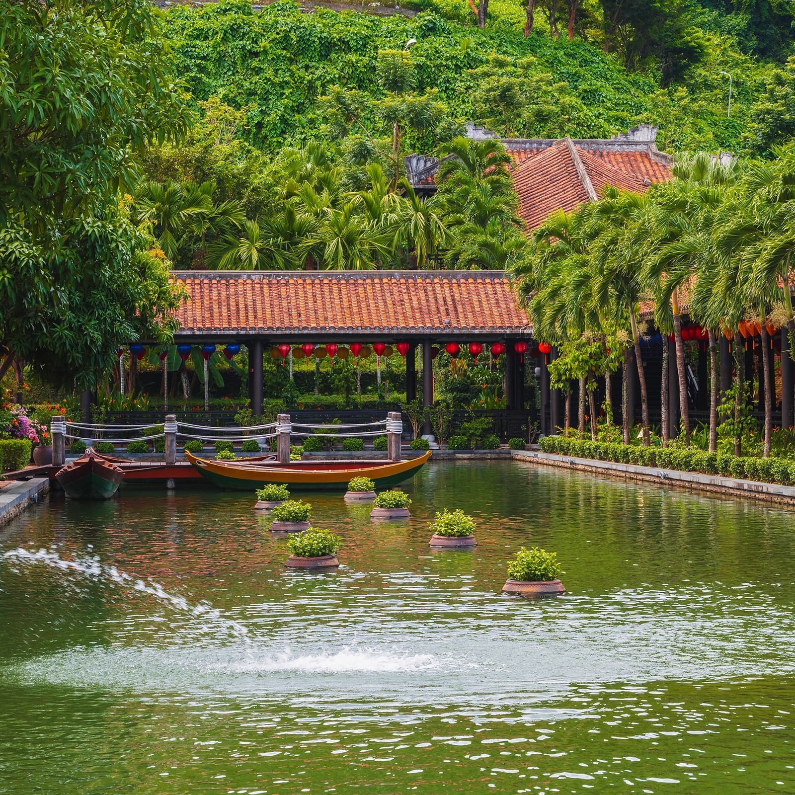 Чайный дом в Ba Na Hills — место, где подают вьетнамский чай и дают возможность насладиться тишиной и панорамой гор вдали от шумных аттракционов.