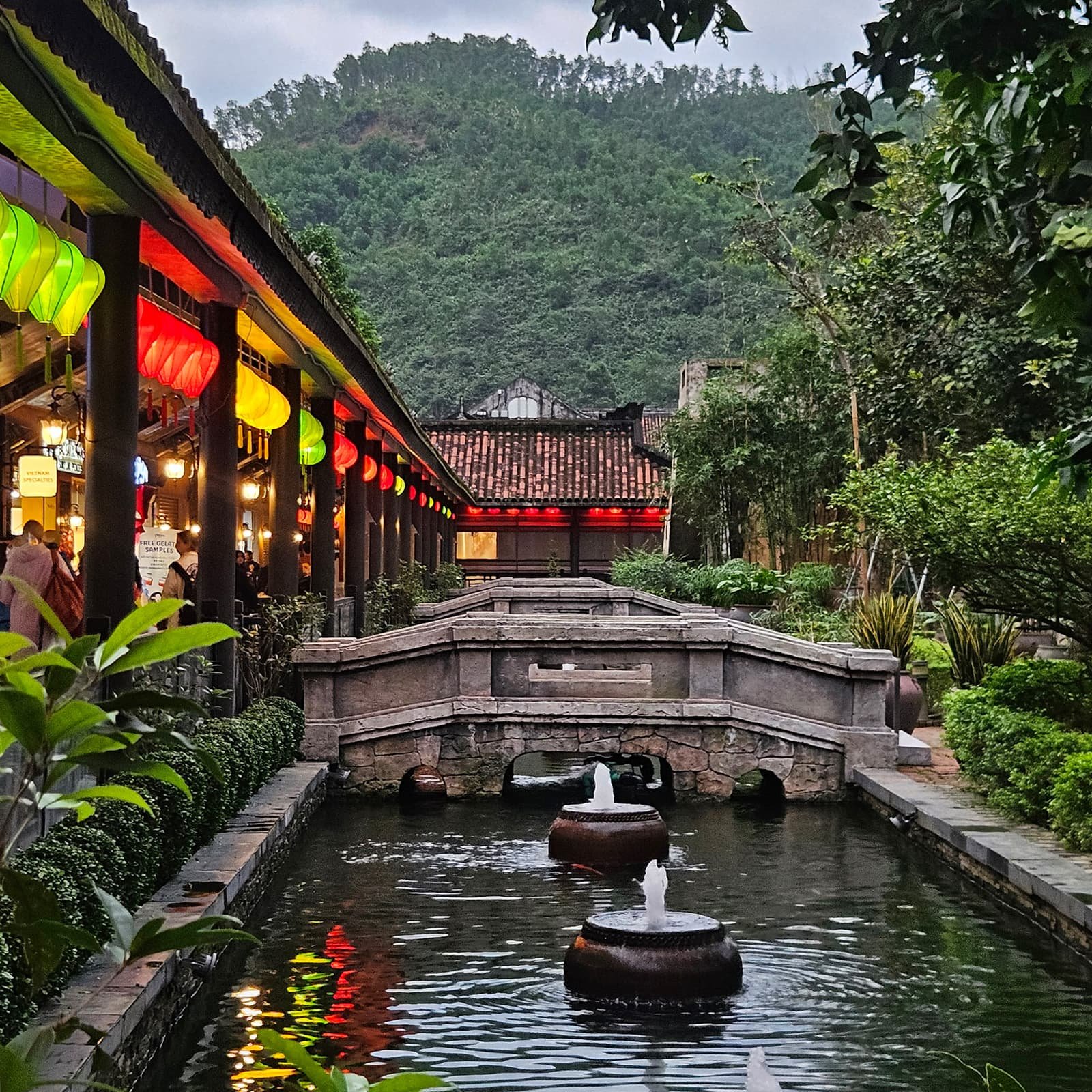 Чайный павильон Tru Vu в духовной части Ba Na Hills: естественное завершение маршрута по пагодам и колокольне Belfry Bronze Bell во время экскурсии из Дананга.