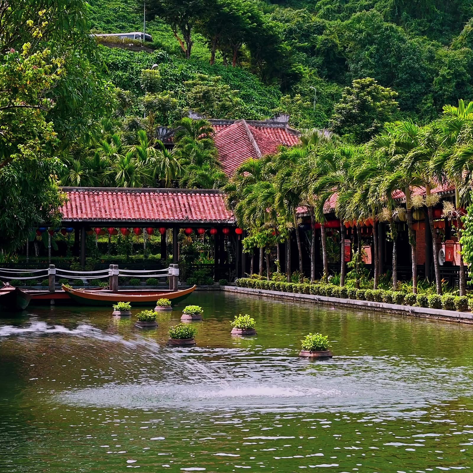 Tru Vu Tea House в Ba Na Hills — традиционный чайный павильон с открытыми террасами и видом на горные склоны, идеальное место сделать паузу в экскурсии, попробовать вьетнамский чай и почувствовать медитативную атмосферу плато Ба На.