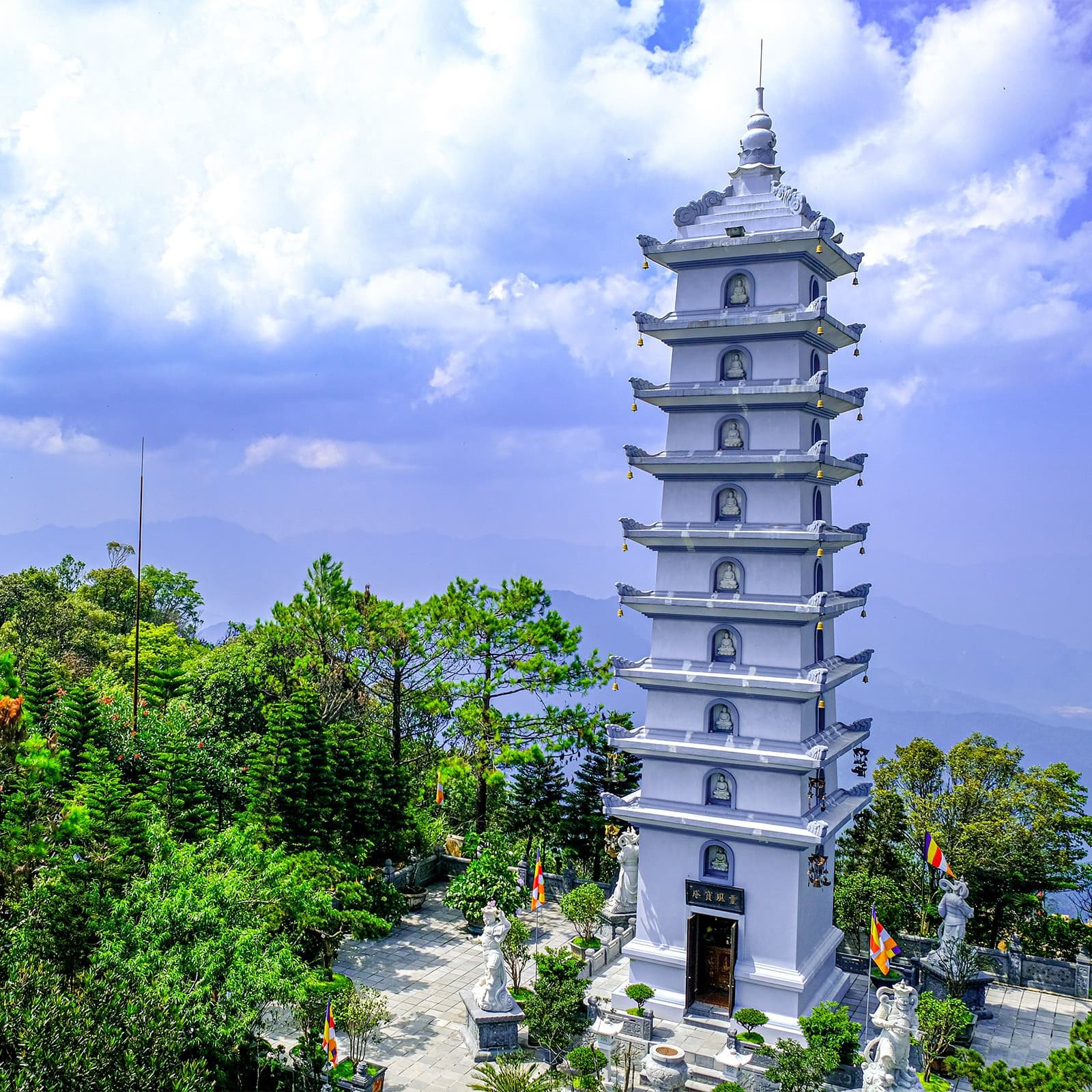Прогулка по Chua Mountain в Ba Na Hills: туманы, смена погоды и виды на горные хребты и долины, подчёркивающие природную основу курорта Ба На.