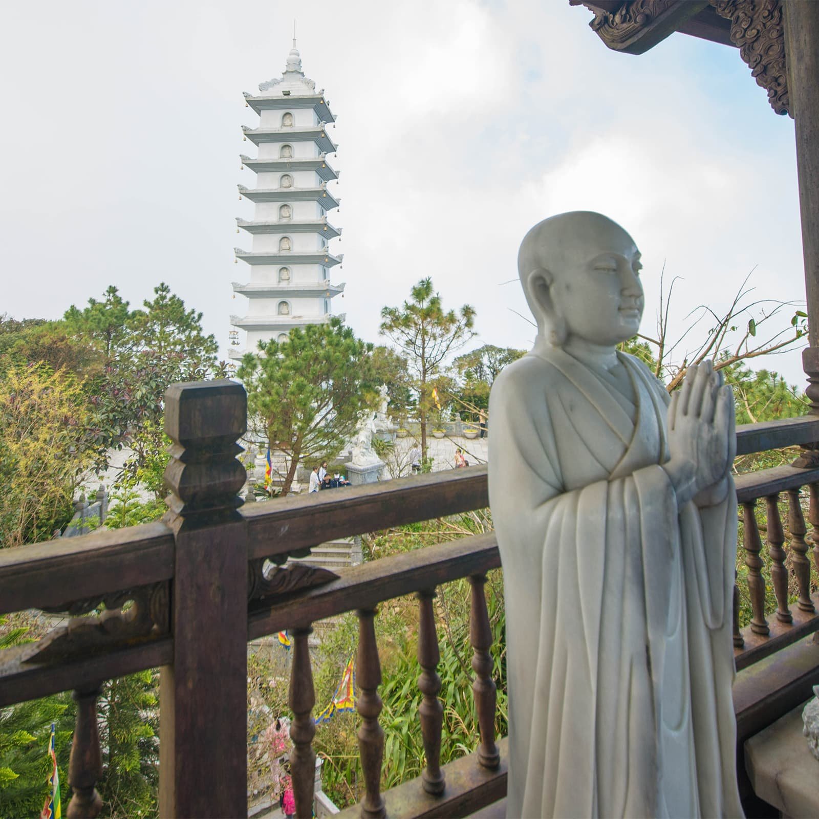 Chua Mountain в Ba Na Hills: место, где особенно заметен эффект «четырёх сезонов» за день — туманы, солнце, меняющаяся видимость и живой горный ландшафт.
