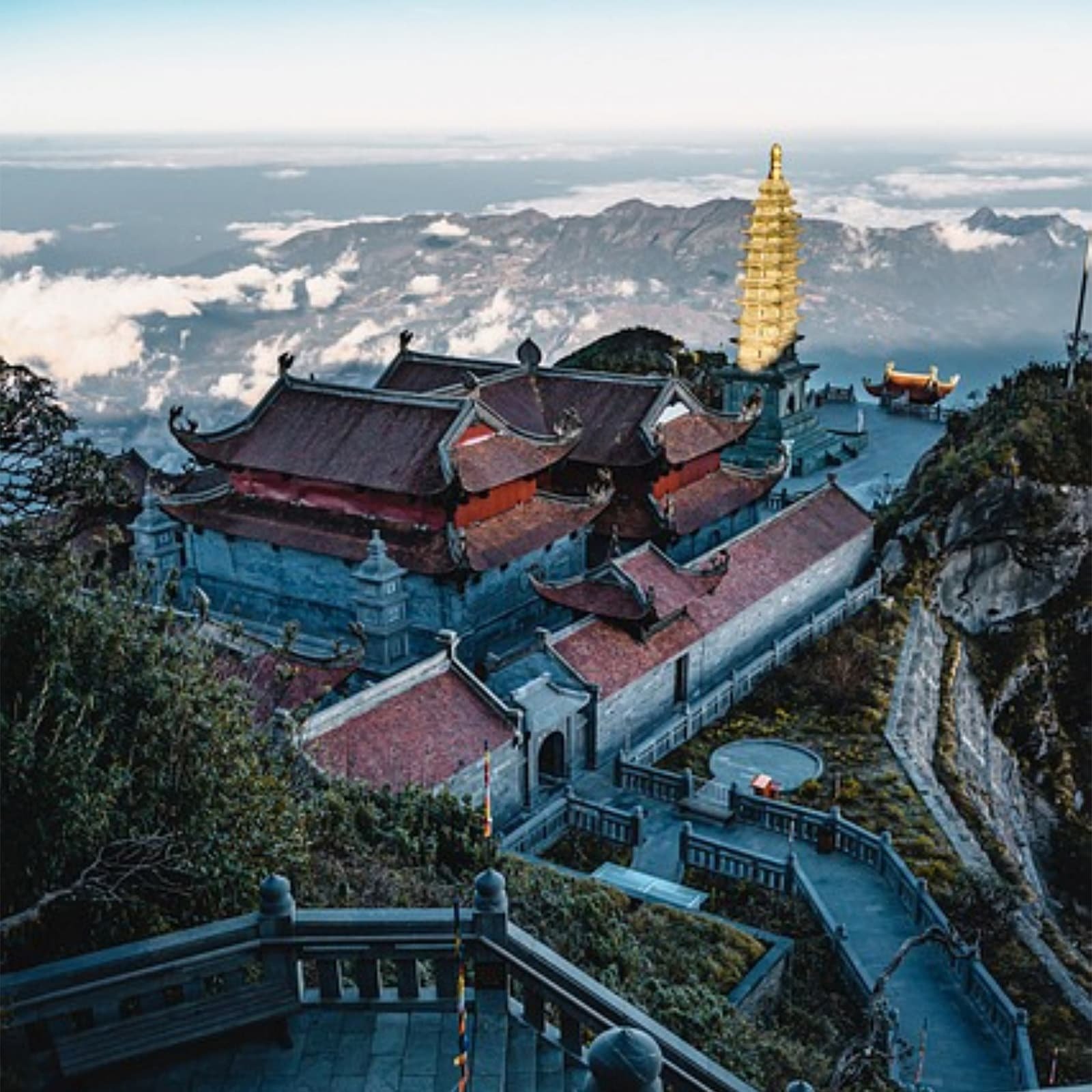 Гора Chua Mountain — наивысшая точка Ba Na Hills на высоте около 1500 м, природная смотровая площадка с широкими панорамами Центрального Вьетнама.