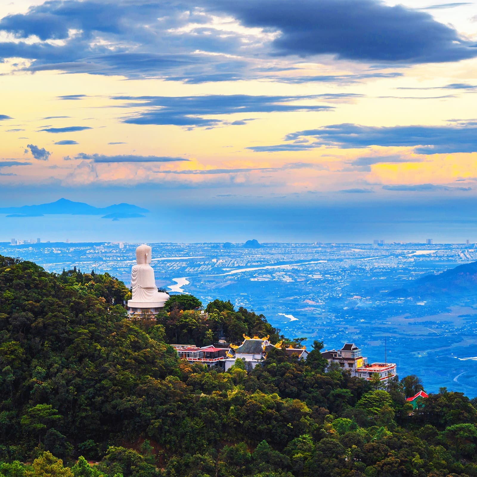 Гора Chua в Ba Na Hills — финальная точка многих маршрутов из Дананга, где под звук колокола можно завершить экскурсию видом на облака и горы.