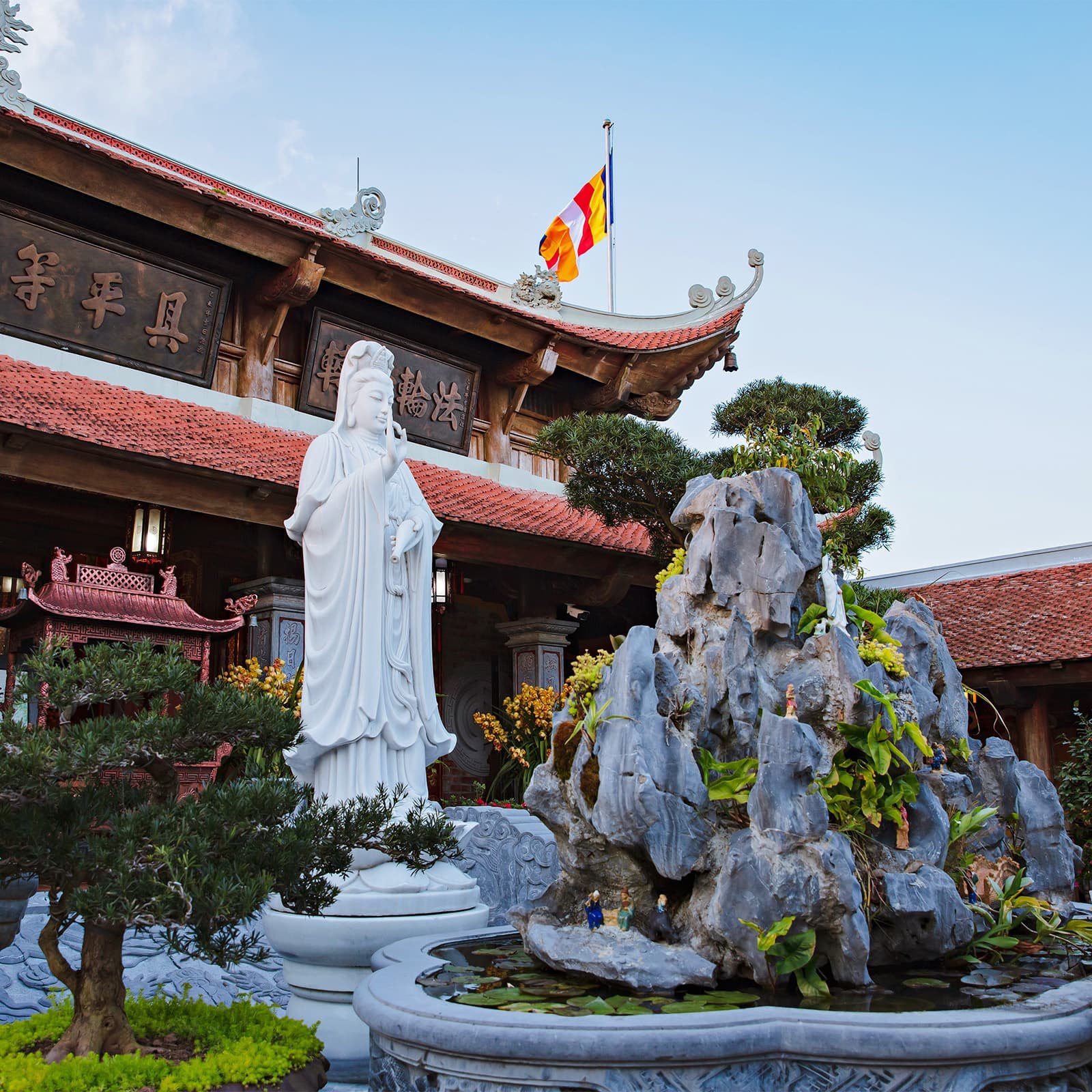 Храм Linh Phong Temple на верхнем плато Ba Na Hills: дзэнский буддийский комплекс с сдержанной архитектурой, павильонами для медитации и видами на горы.