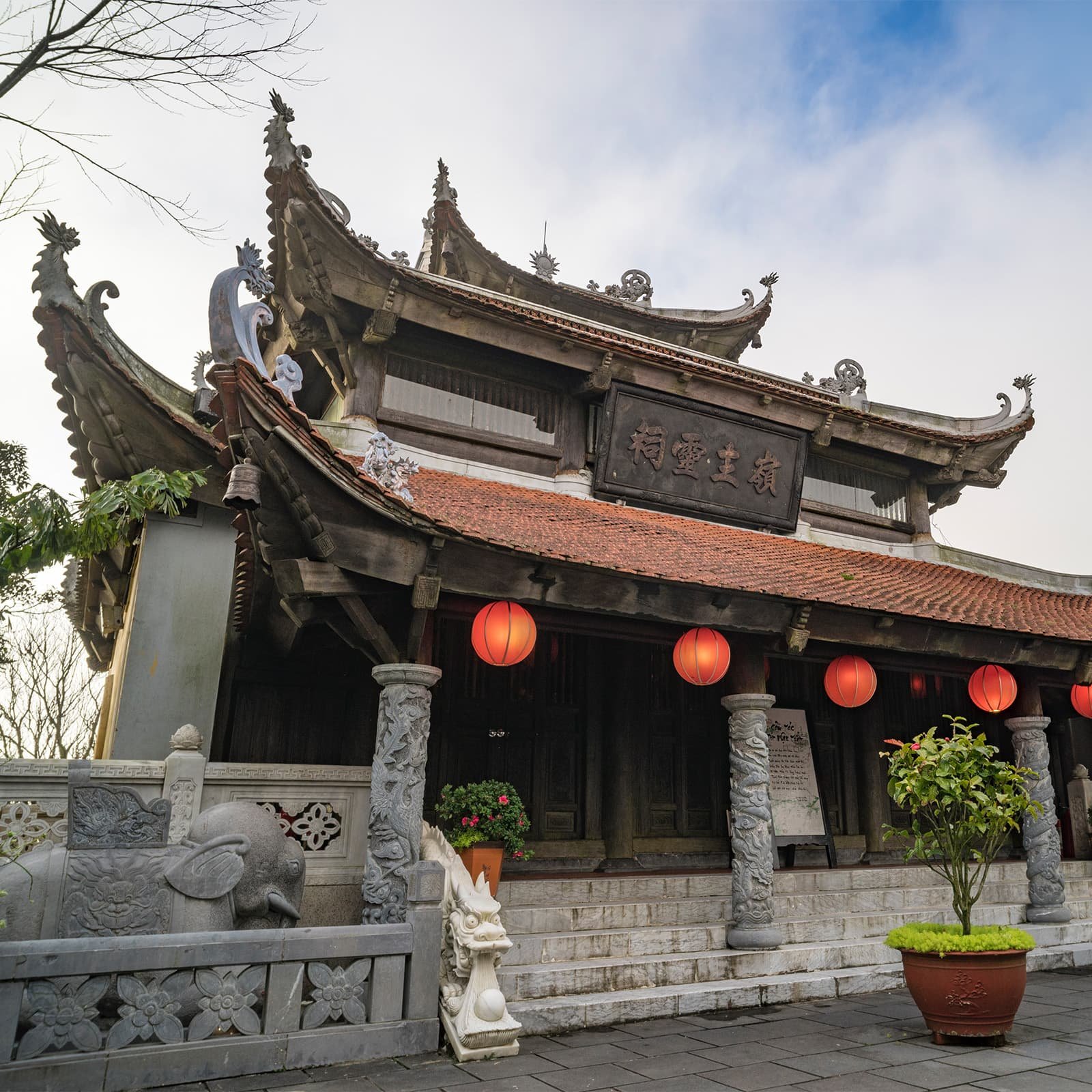 Пагода Линь Фонг в Ba Na Hills — уединённая храмовая зона рядом с Chua Mountain, где туристический поток заметно тише и легче почувствовать атмосферу горного дзэна.