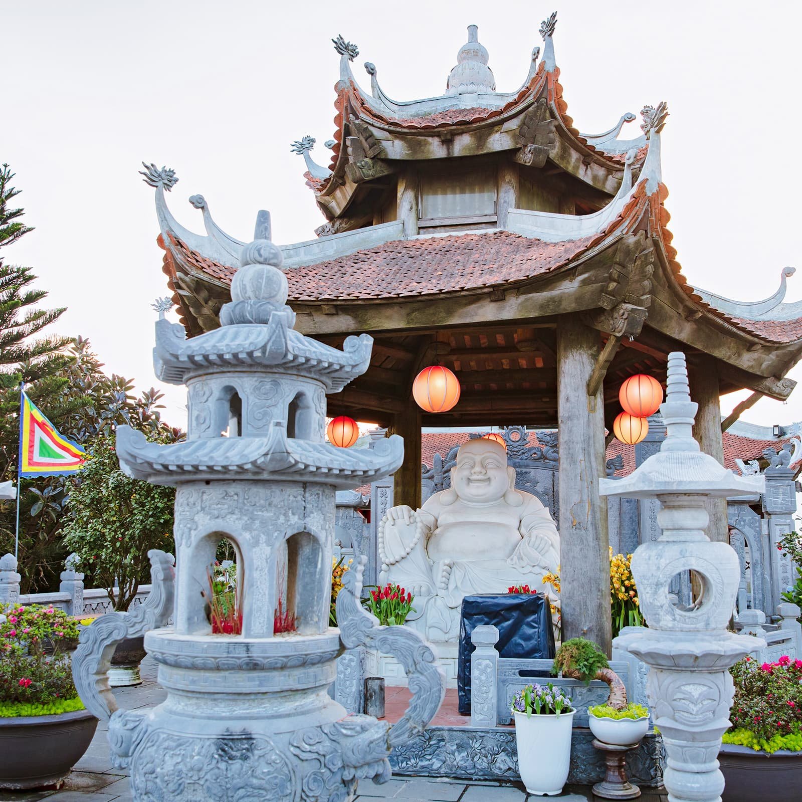 Буддийский комплекс Linh Phong в Ba Na Hills: ступа, главный зал и террасы среди зелени, логичное продолжение маршрута от пагоды Линь Унг и чайного павильона Tru Vu.