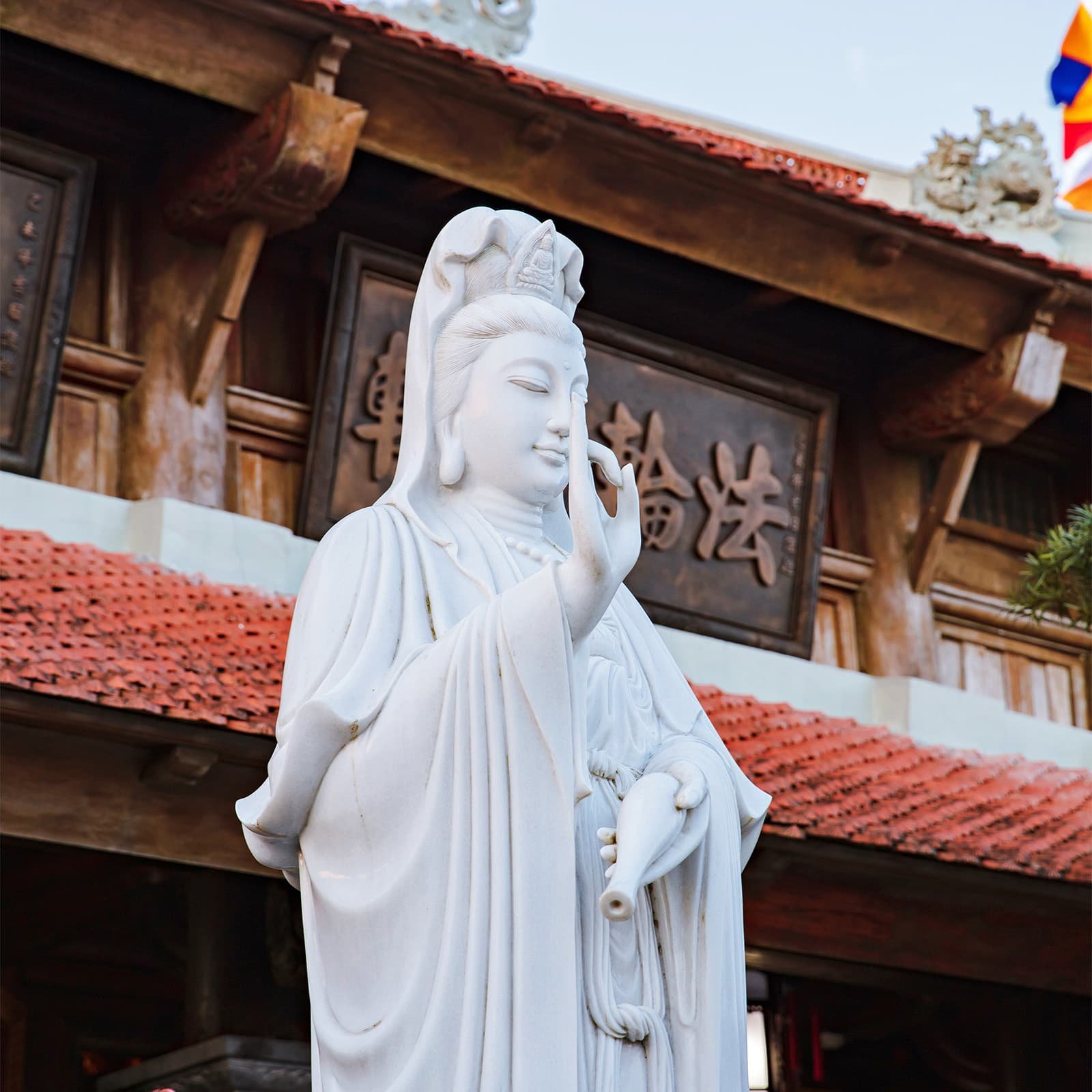 Пагода Линь Фонг в Ba Na Hills: пример того, как духовные объекты интегрированы в рекреационный парк, добавляя экскурсии из Дананга культурную и медитативную составляющую.