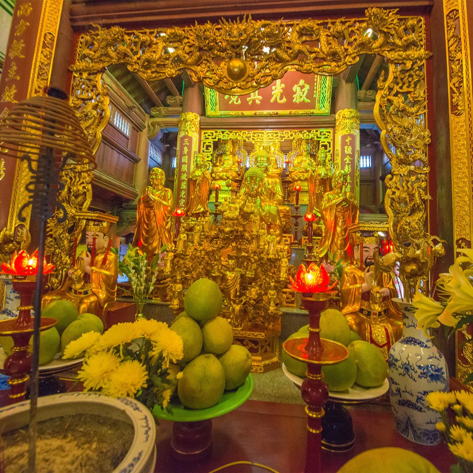 Храм Linh Phong в Ba Na Hills — духовная остановка на пути к вершине Chua Mountain, где можно сделать паузу, полюбоваться видами и почувствовать спокойствие.