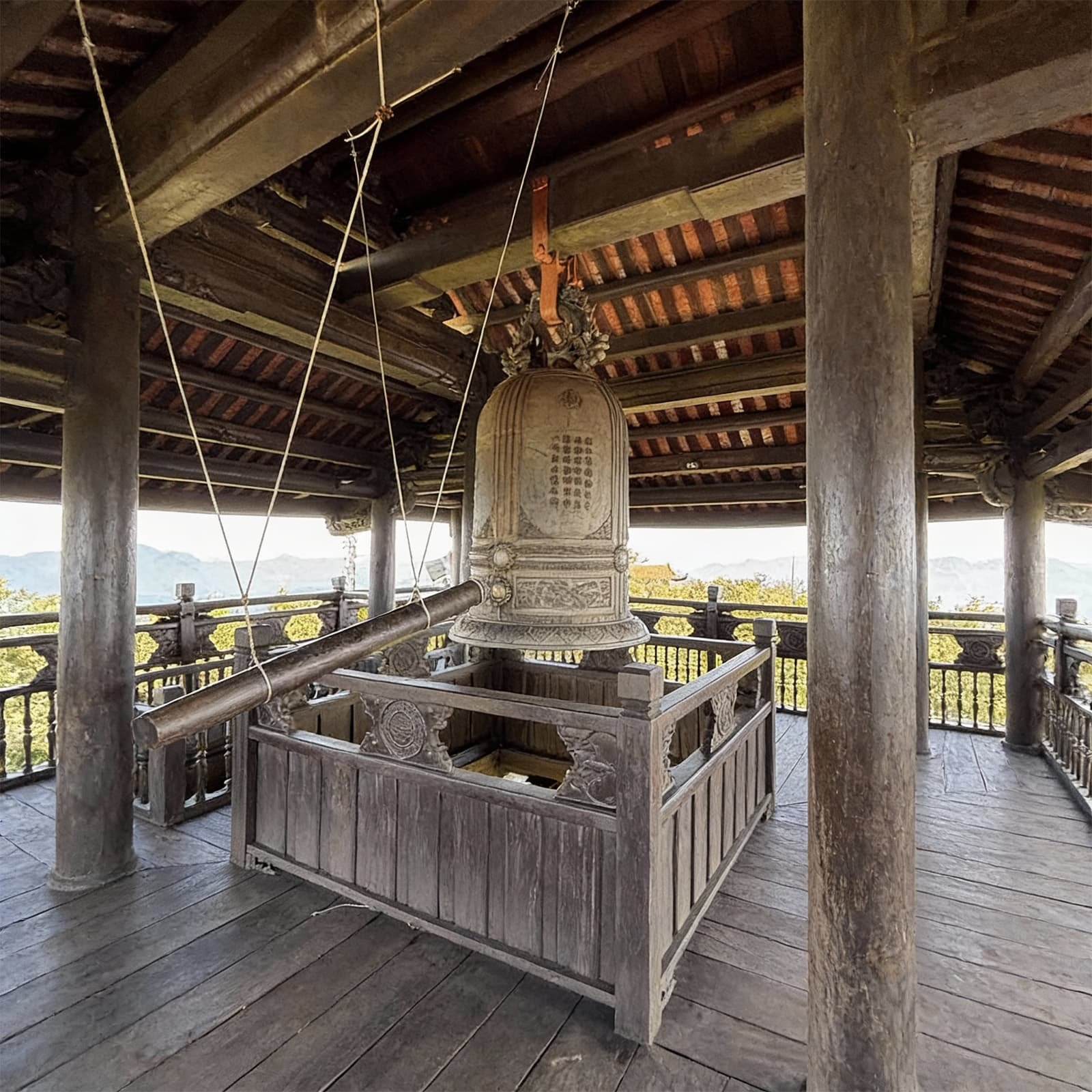 Колокол Belfry Bronze Bell в Ba Na Hills отлит из бронзы и весит 1 тонну. Поверхность колокола украшают тонкие орнаменты и священные письмена.