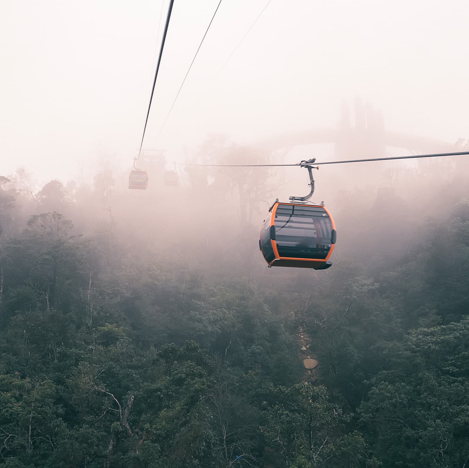 Знаменитая канатная дорога Ба На Хиллс, занесённая в Книгу рекордов Guinness: длинные пролёты над лесом, смена климата от жаркого побережья к прохладным горам и эффект путешествия через «четыре сезона».