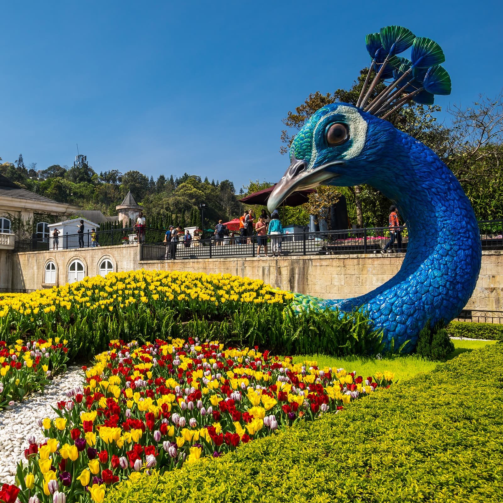 Сады Le Jardin d’Amour в Ba Na Hills: девять тематических европейских садов с живыми изгородями, цветочными террасами и скульптурами, где можно прогуляться перед визитом к Золотому мосту.