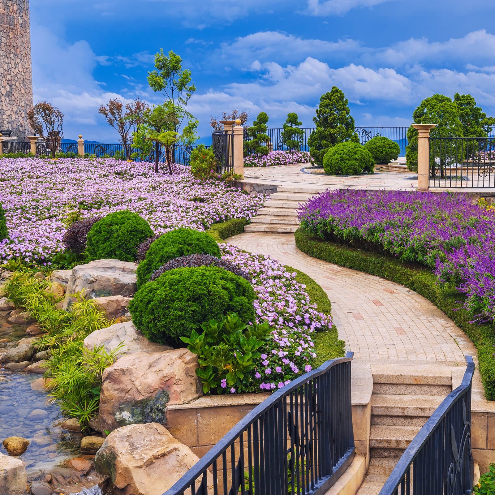 Ландшафтные сады Le Jardin d’Amour на нижнем уровне Ba Na Hills: лабиринты, фонтаны, панорамные точки и вид на горы — идеальное место для фото во время экскурсии из Дананга.