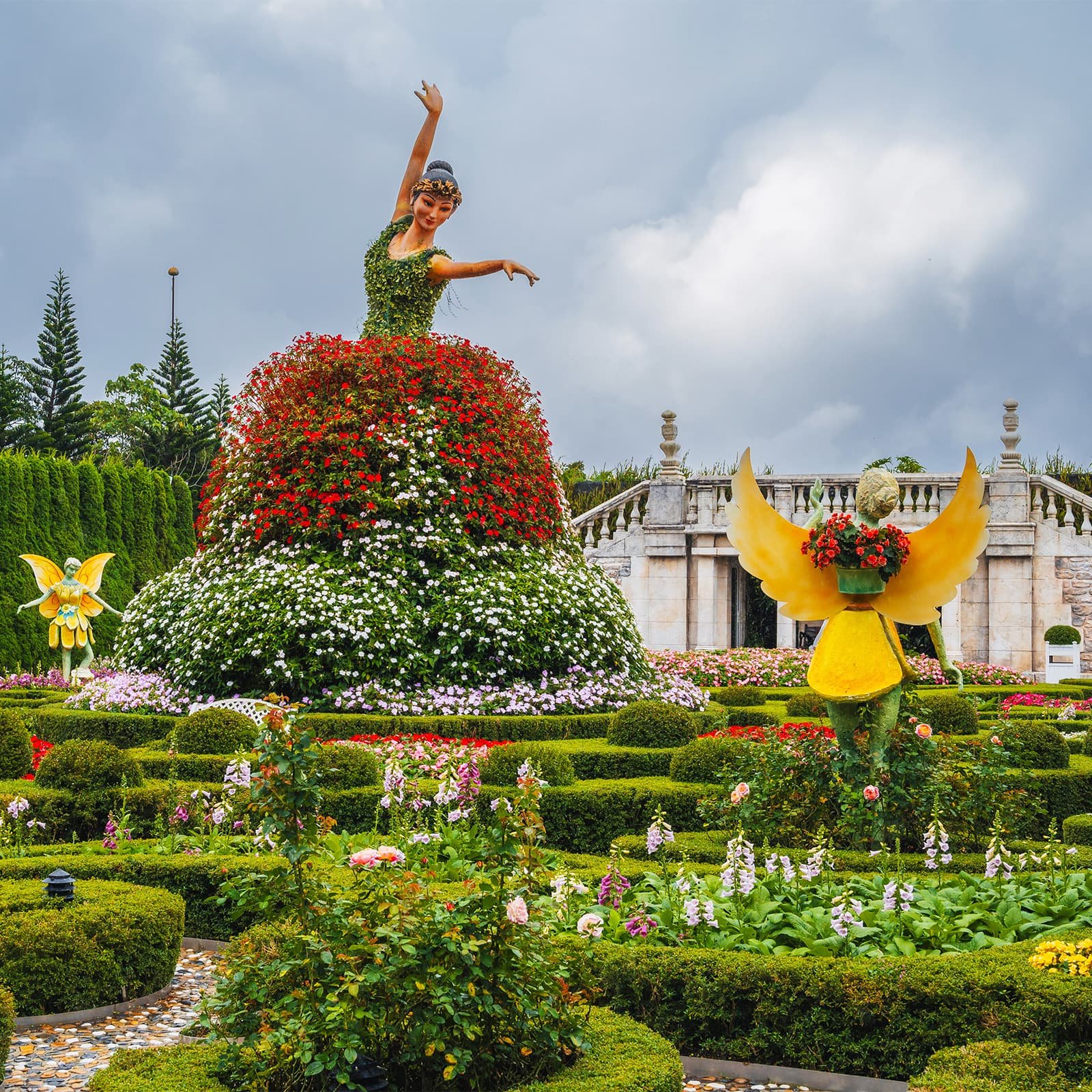 Тематические сады Le Jardin d’Amour в Ba Na Hills: романтичные аллеи, цветочные инсталляции и виды на Французскую деревню, обязательная остановка в туре по комплексу Ba Na.