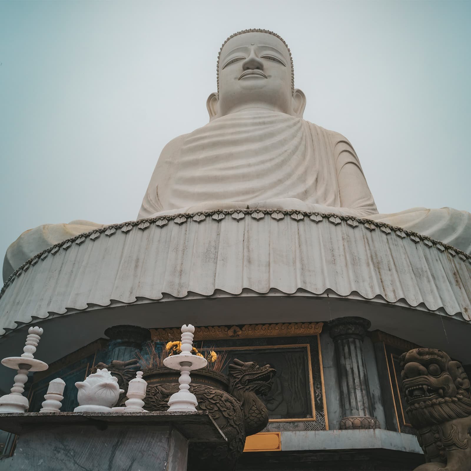 Пагода Линь Унг в Ba Na Hills — храмовый комплекс с белоснежной статуей Будды и аллеями архатов, тихая духовная зона парка, где во время экскурсии из Дананга можно отдохнуть от суеты и полюбоваться горными панорамами.