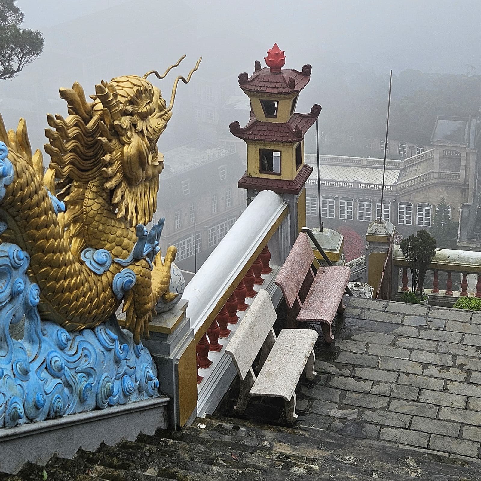 Храмовый сад пагоды Линь Унг с фигурами архатов и видом на облака под ногами: медитативное пространство Ba Na Hills, куда включают посещение в экскурсиях из Дананга.