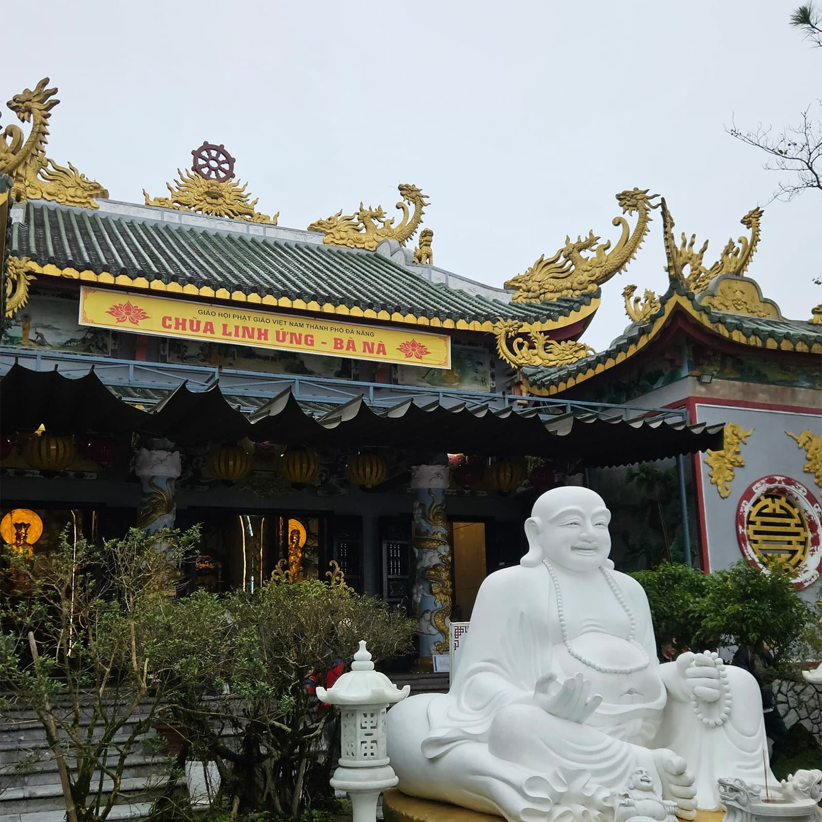 Статуя Будды и пагода Линь Унг в Ba Na Hills: место для неспешной прогулки и фотографий, где духовный объект становится одновременно смотровой площадкой и ориентиром парка.