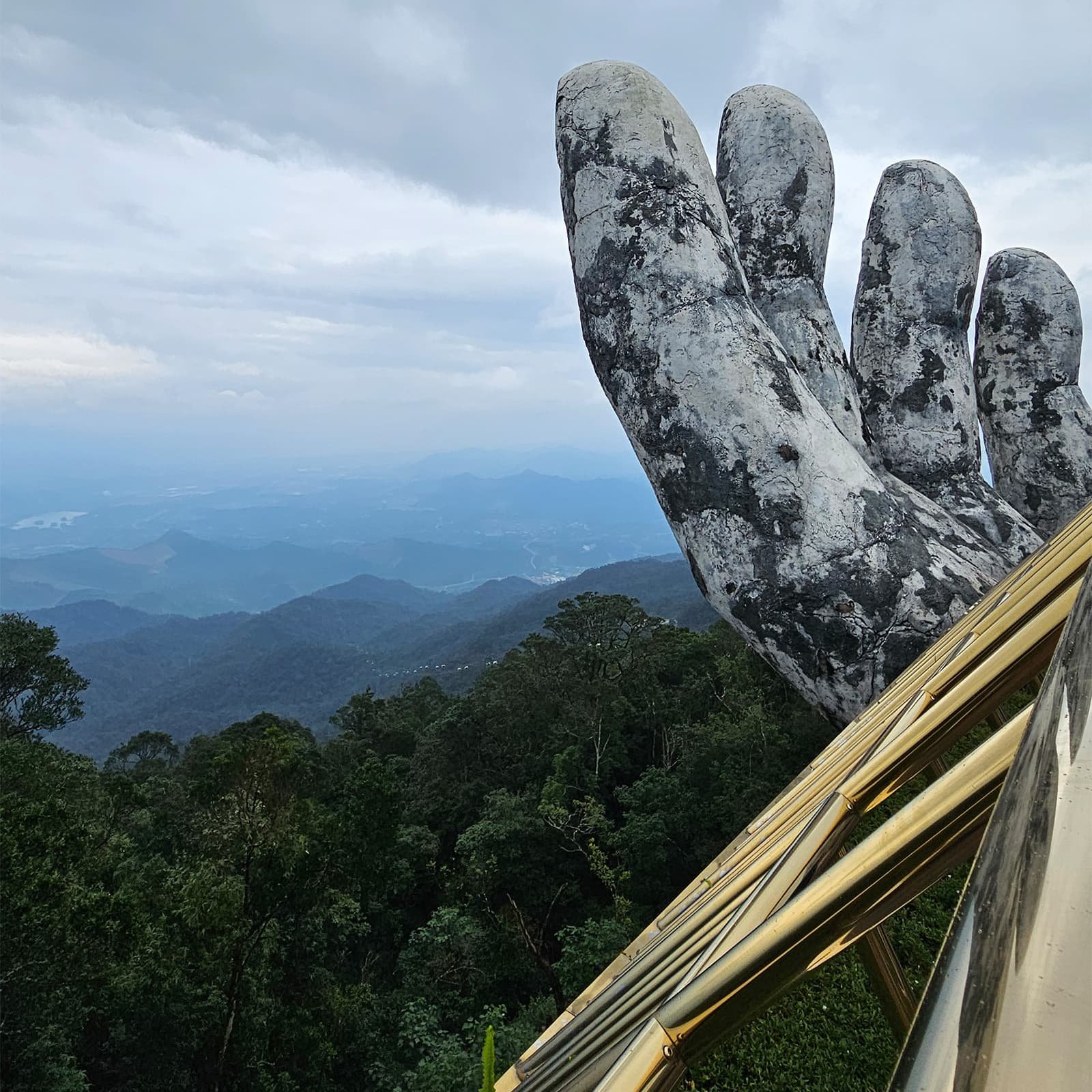Golden Bridge в Ba Na Hills: смотровая площадка на высоте около 1000 м над уровнем моря, откуда открываются виды на горы и облака, обязательная точка любой экскурсии из Дананга.
