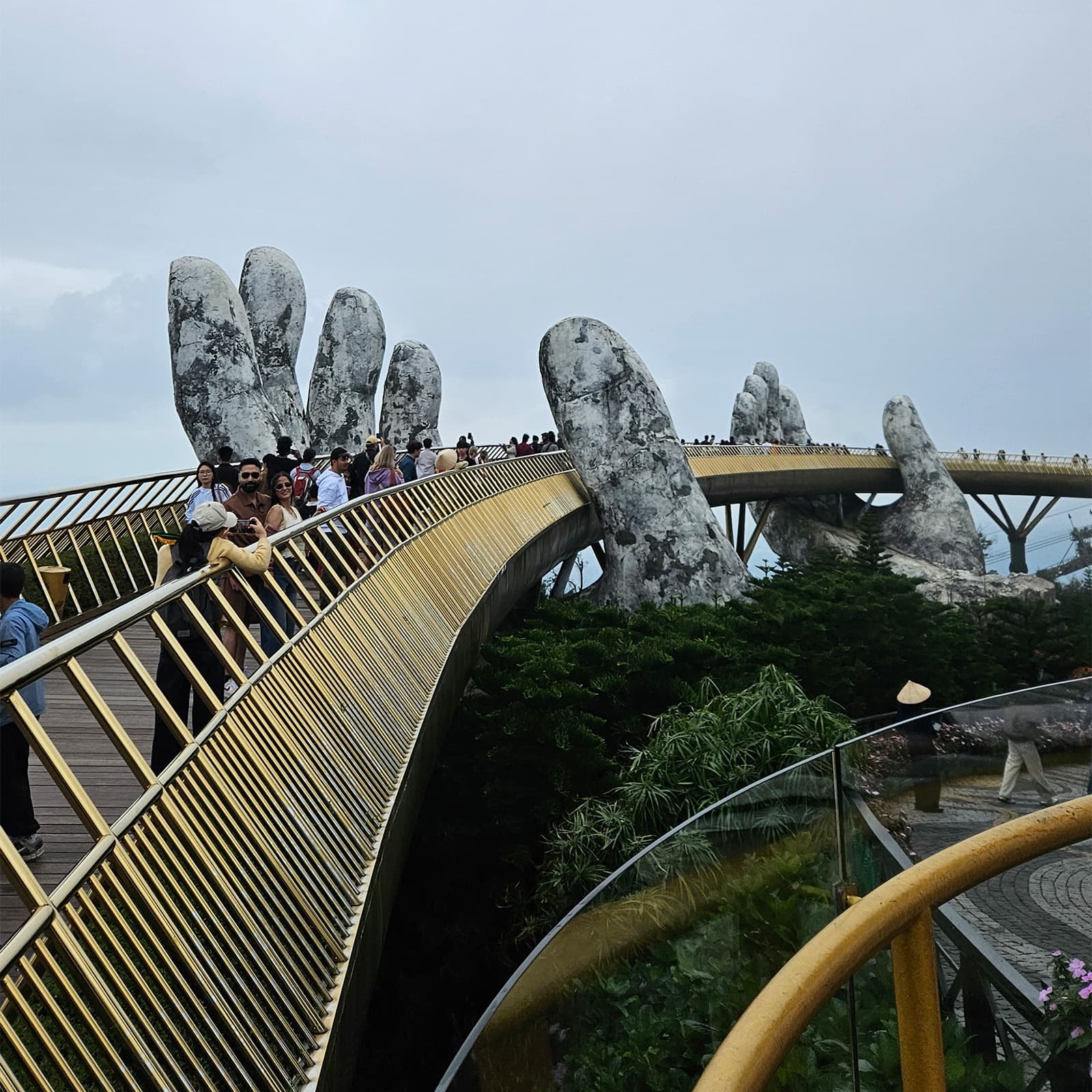 Прогулка по Золотому мосту Ба На Хиллс в тумане: эффект парения над облаками, панорамные фото и атмосфера сказочного маршрута, ради которого едут в Дананг и Ba Na Hills.