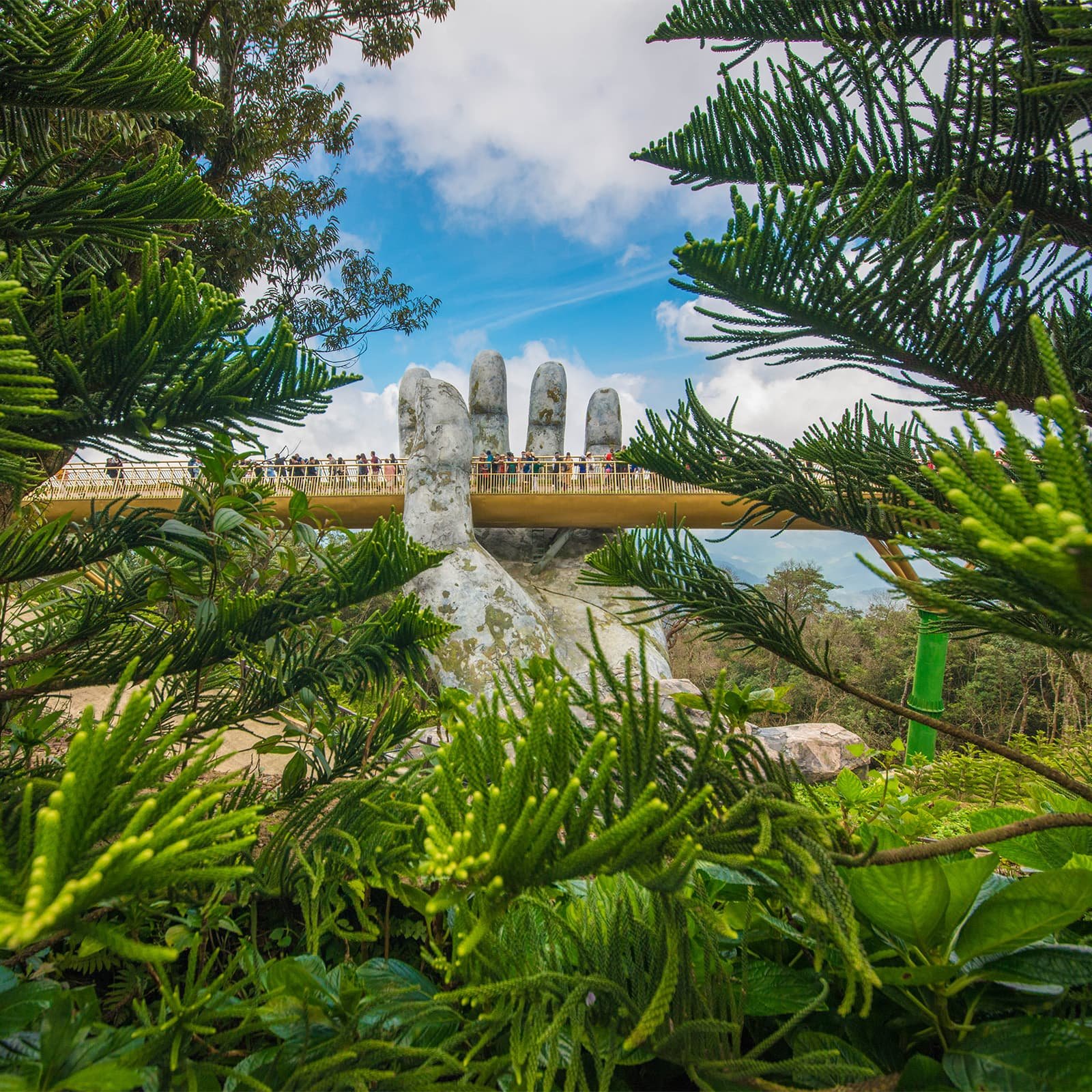 Золотой мост с каменными руками в Ba Na Hills — архитектурный символ Центрального Вьетнама, который соединяет сады Le Jardin d’Amour с канатной дорогой и собирает тысячи туристов.