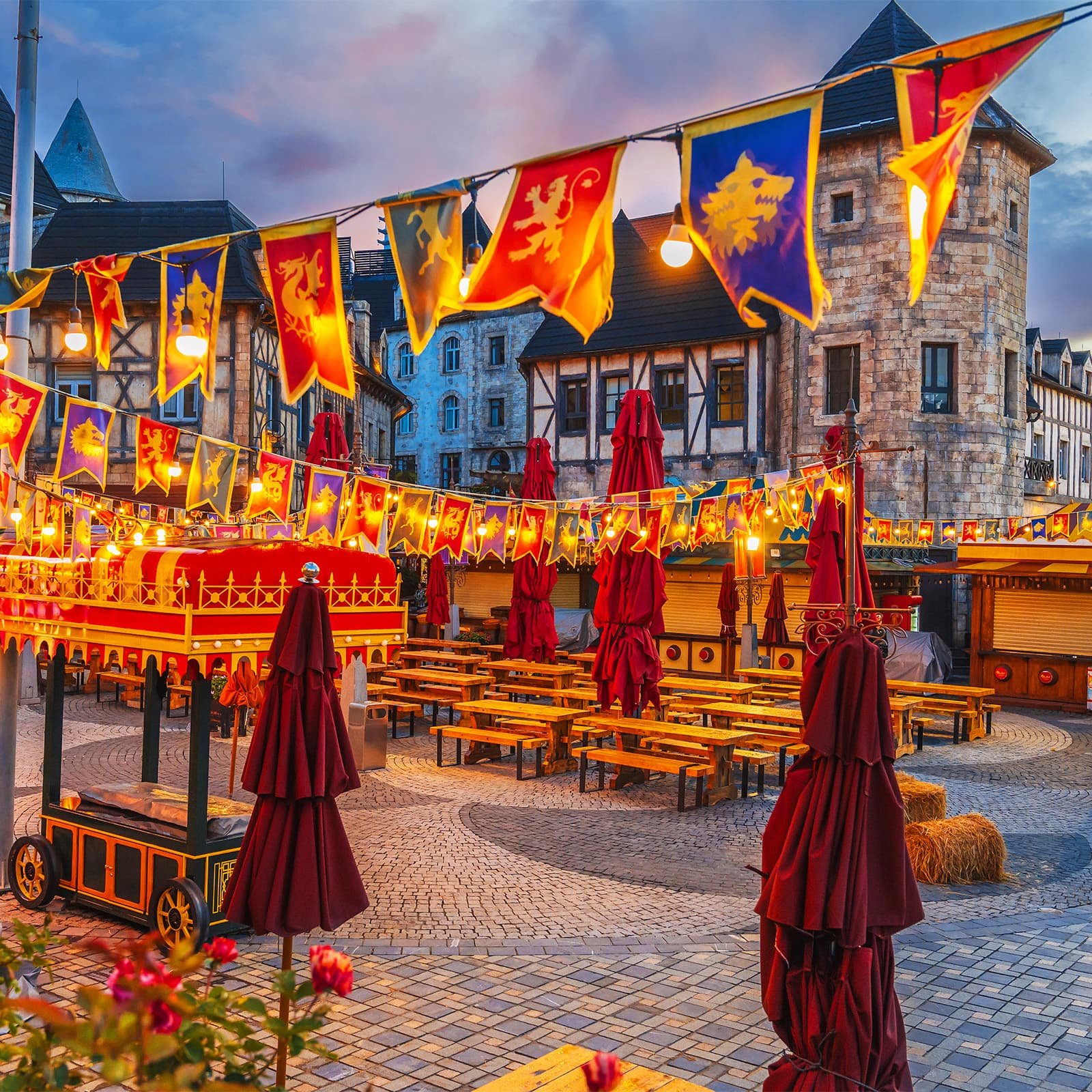 Французская деревня Ba Na Hills в Дананге: стилизованные улочки, каменные фасады и неоготическая церковь, создающие атмосферу европейского курорта на высоте 1500 м.