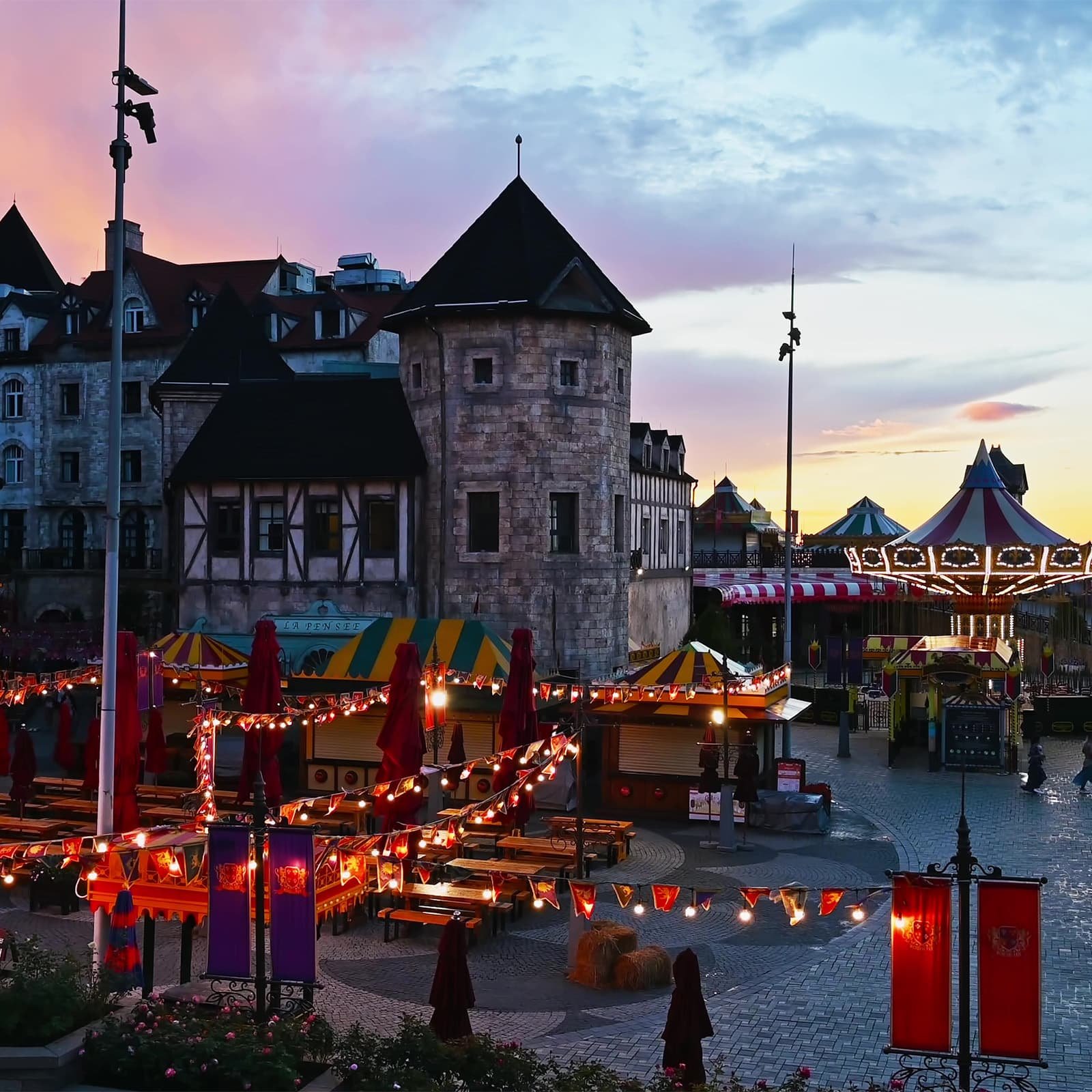 Всё о главных достопримечательностях Ba Na Hills в одном материале: Золотой мост, French Village, сады Le Jardin d’Amour, Chua Mountain, медитативные пагоды и яркие развлечения.