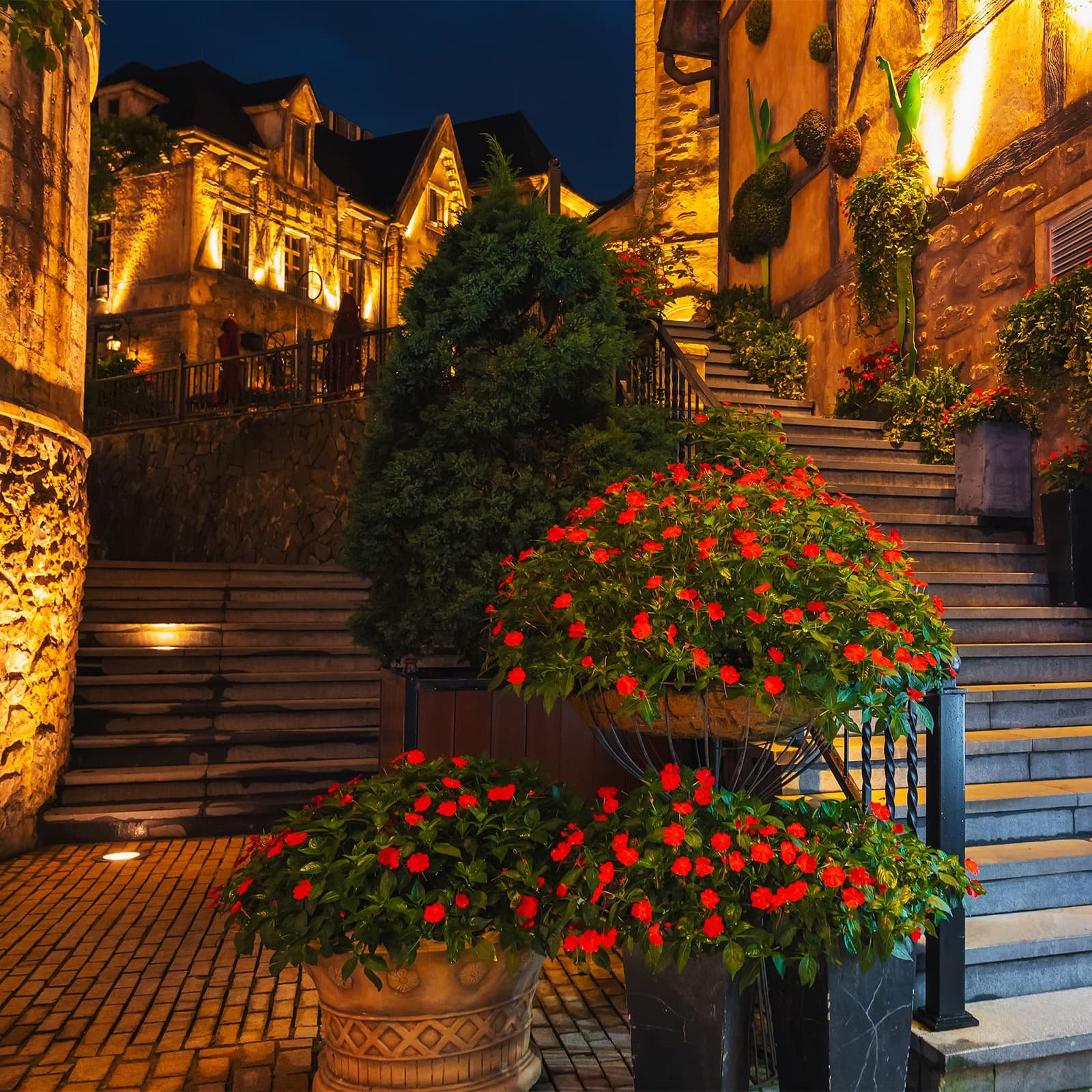 French Village в Ba Na Hills — стилизованный европейский городок с узкими улочками, каменными фасадами и готической церковью, где туристы из Дананга гуляют по «маленькой Франции» в горах, совмещая архитектуру, кафе и фестивальные шоу.