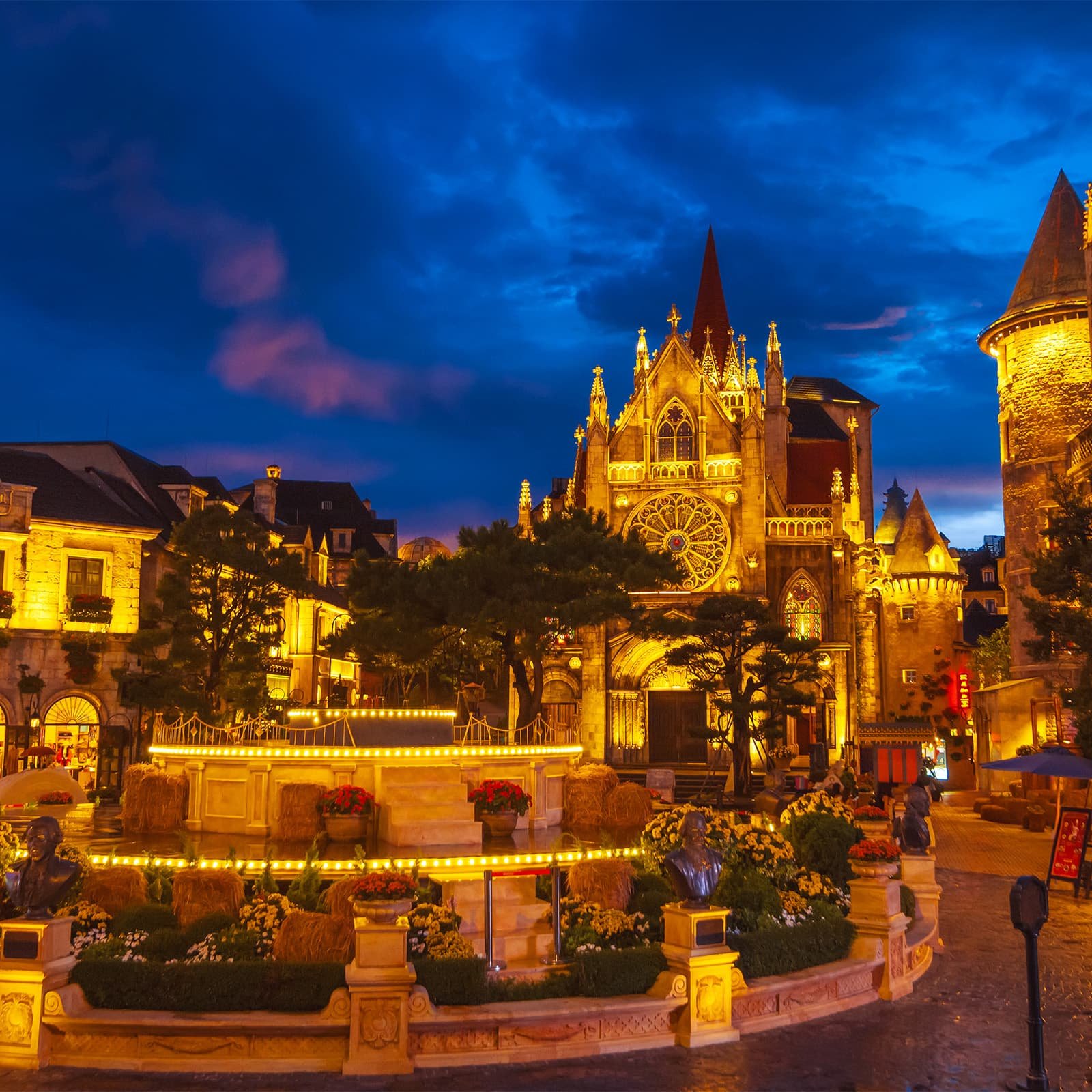 Французская деревня на вершине Ба На — центральная зона комплекса с ресторанами, гостиницами и главными прогулочными маршрутами, стилизованная под Нормандию и Бретань.