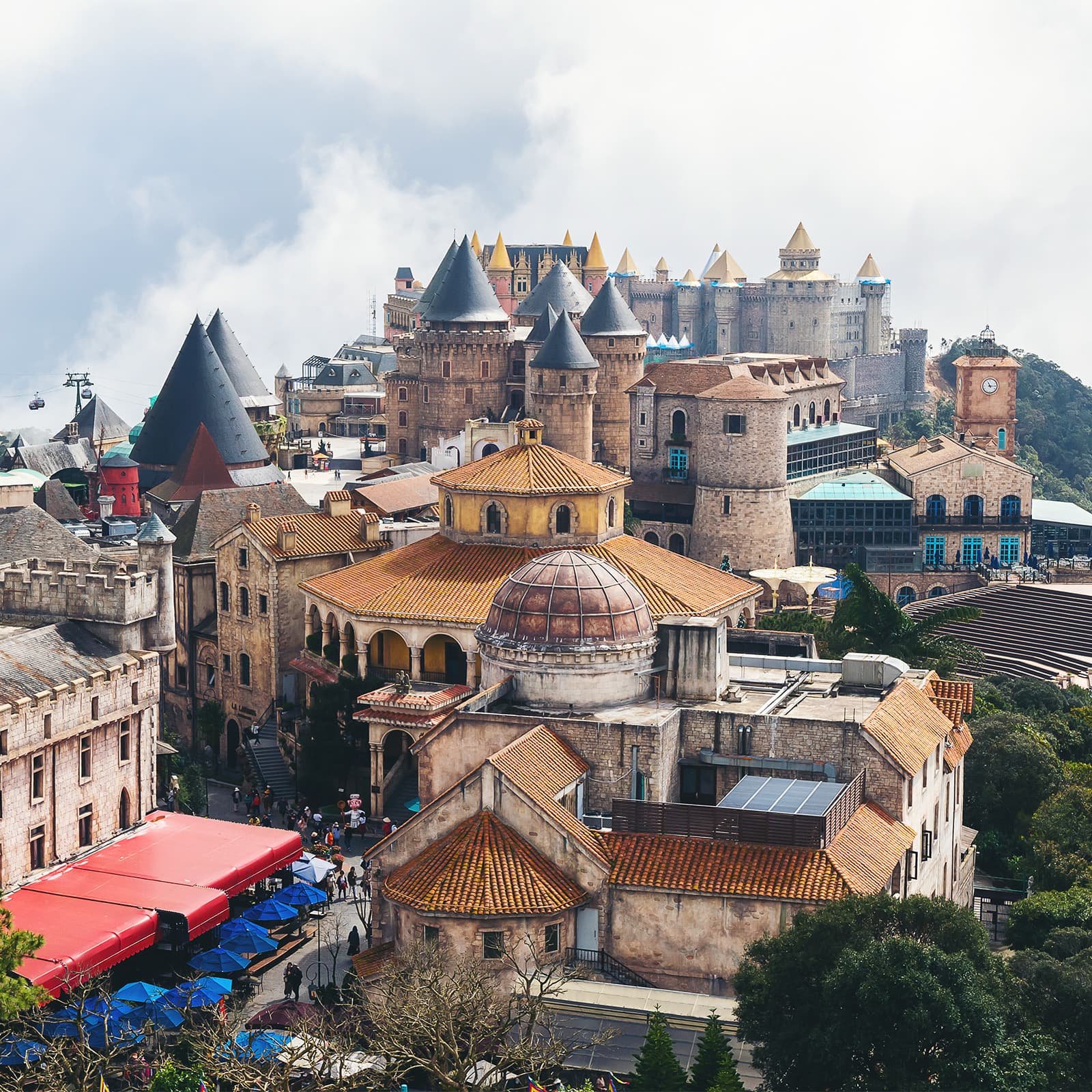 Французская деревня во Ba Na Hills — стилизованный европейский квартал с мощёными улочками, площадями и собором Saint Denis, где во время экскурсии из Дананга можно почувствовать атмосферу старой Франции в горах Центрального Вьетнама.