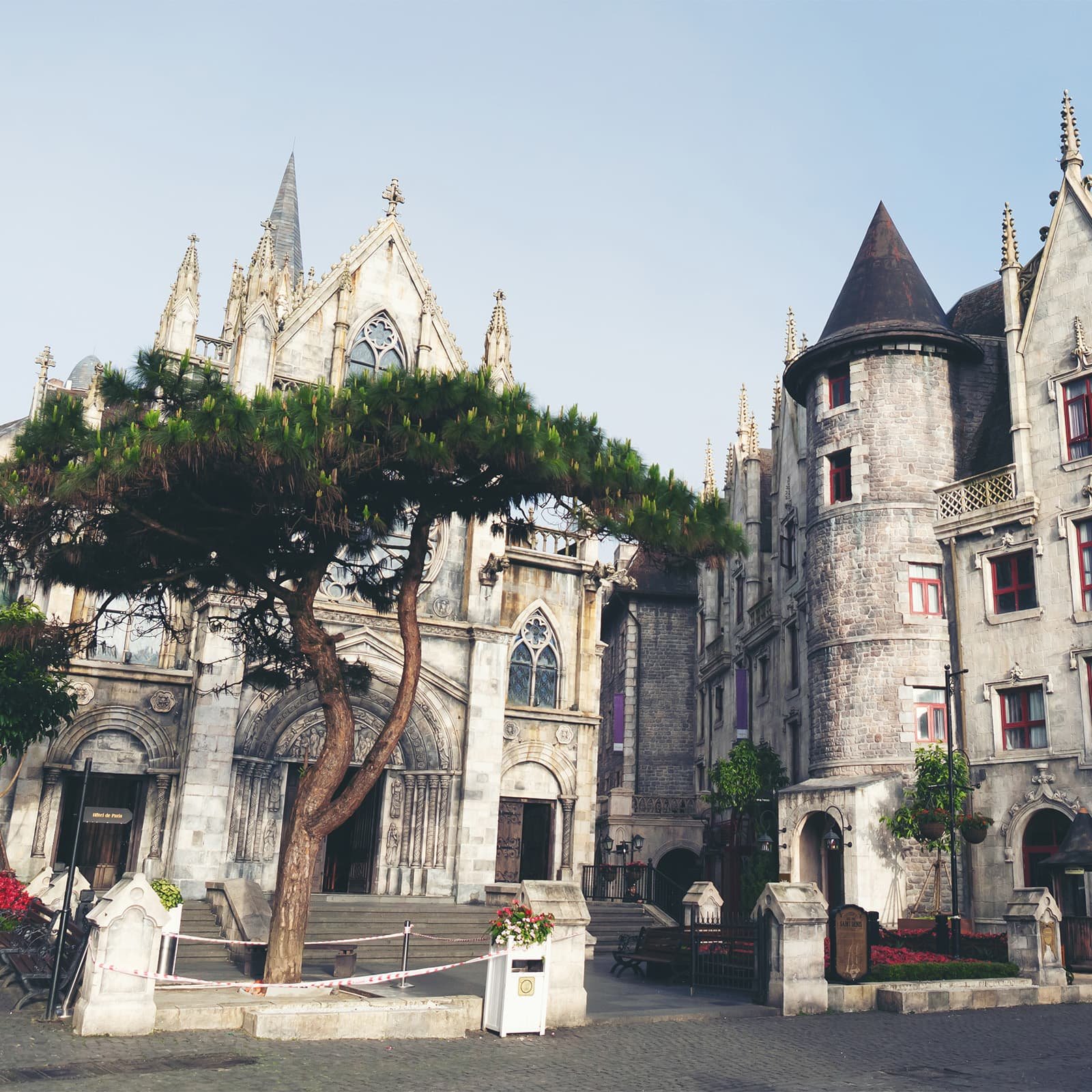 Французская деревня в Ba Na Hills: театрализованный «город в горах», где можно прогуляться по улочкам, сделать фото у готической церкви и пообедать с видом на облака.