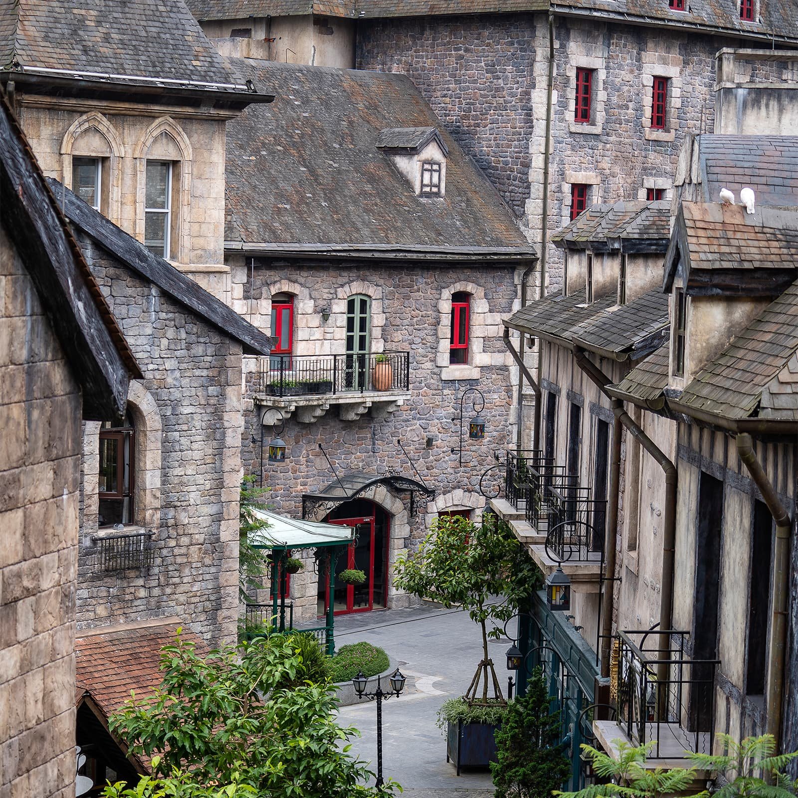 French Village Ba Na Hills — место, где колониальная история Дананга превращена в архитектурный спектакль: разноэтажные кварталы, площади и панорамы горного массива Ба На.