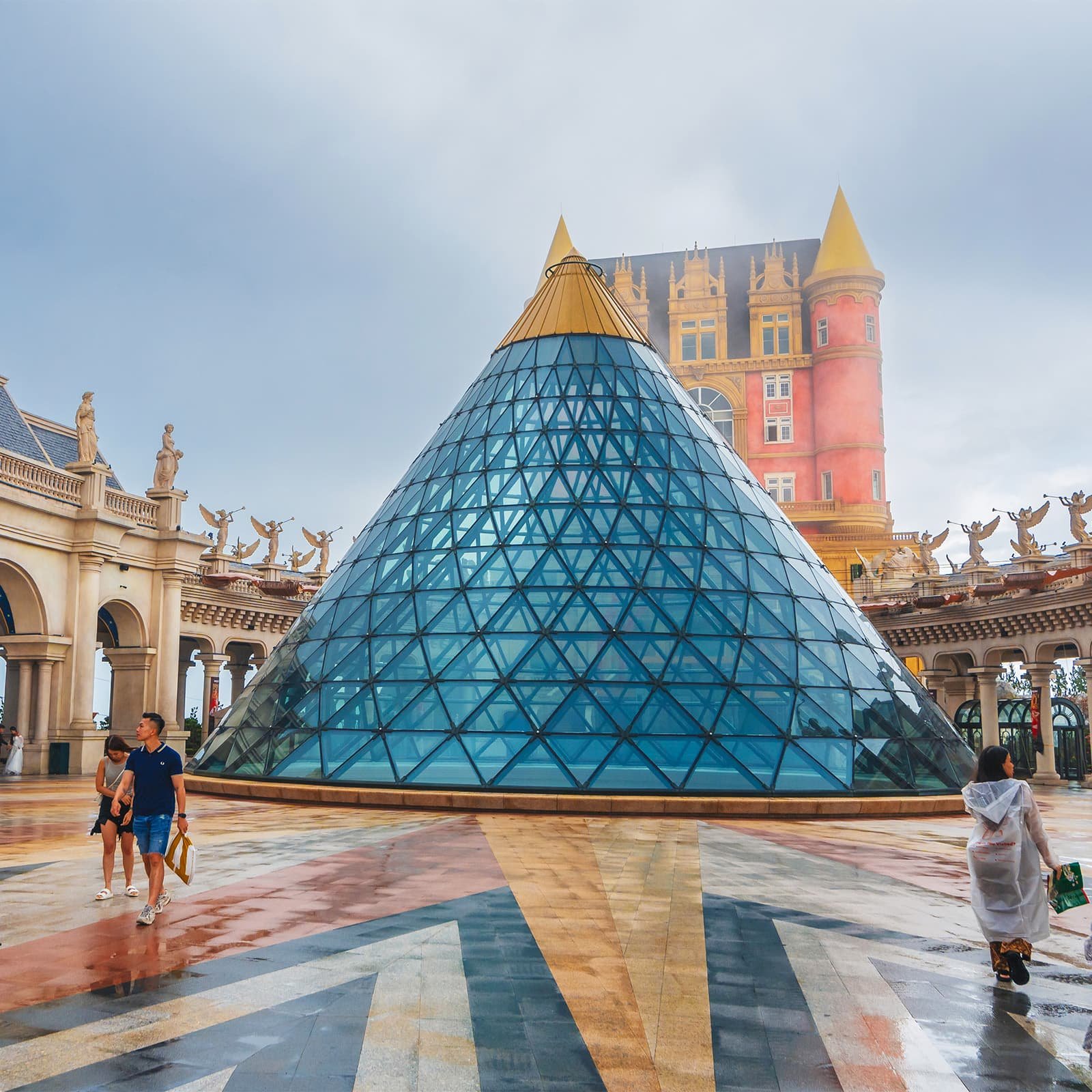 Площадь затмения в Ba Na Hills — центральная точка верхнего уровня, откуда расходятся основные маршруты по Французской деревне, замкам и смотровым площадкам.