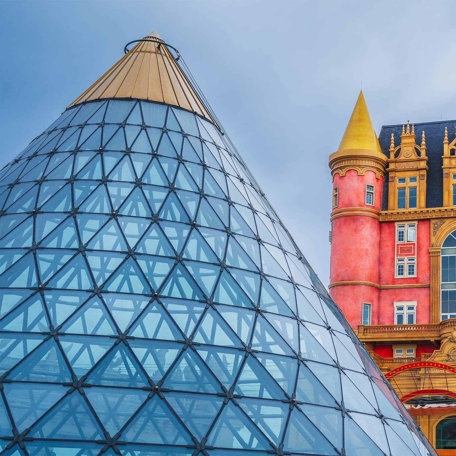 Площадь затмения в Ba Na Hills: просторная площадь в европейском стиле, где проходят фестивали, уличные шоу и карнавальные шествия, включённые в программу тура из Дананга.