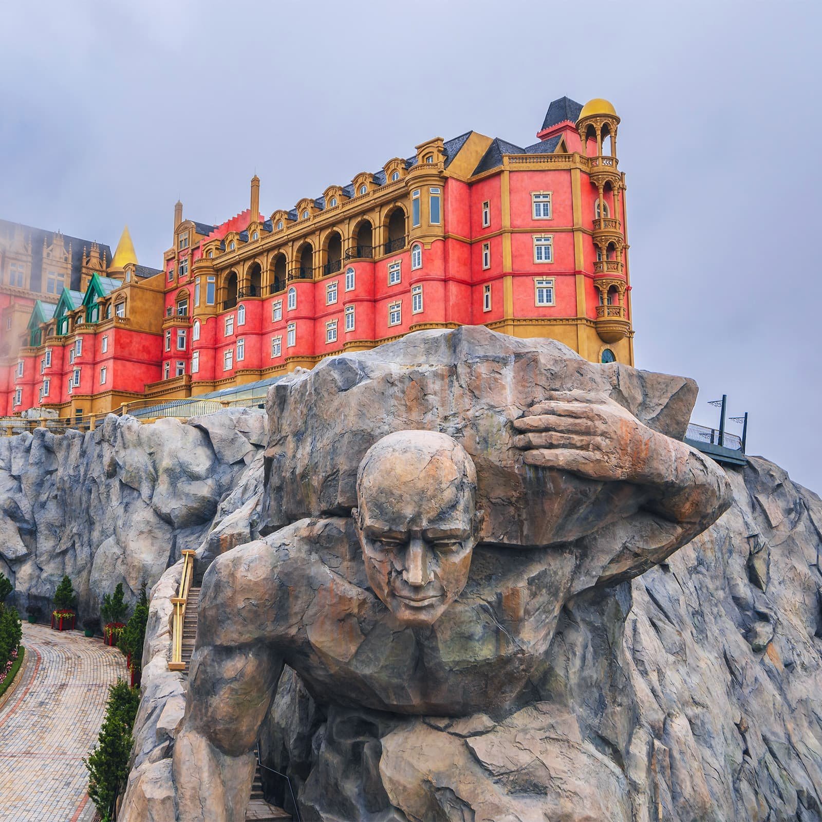 Тематический Лунный замок в Ba Na Hills: арки, витражи, лестницы и декоративные залы, создающие атмосферу средневекового дворца в горах Дананга.