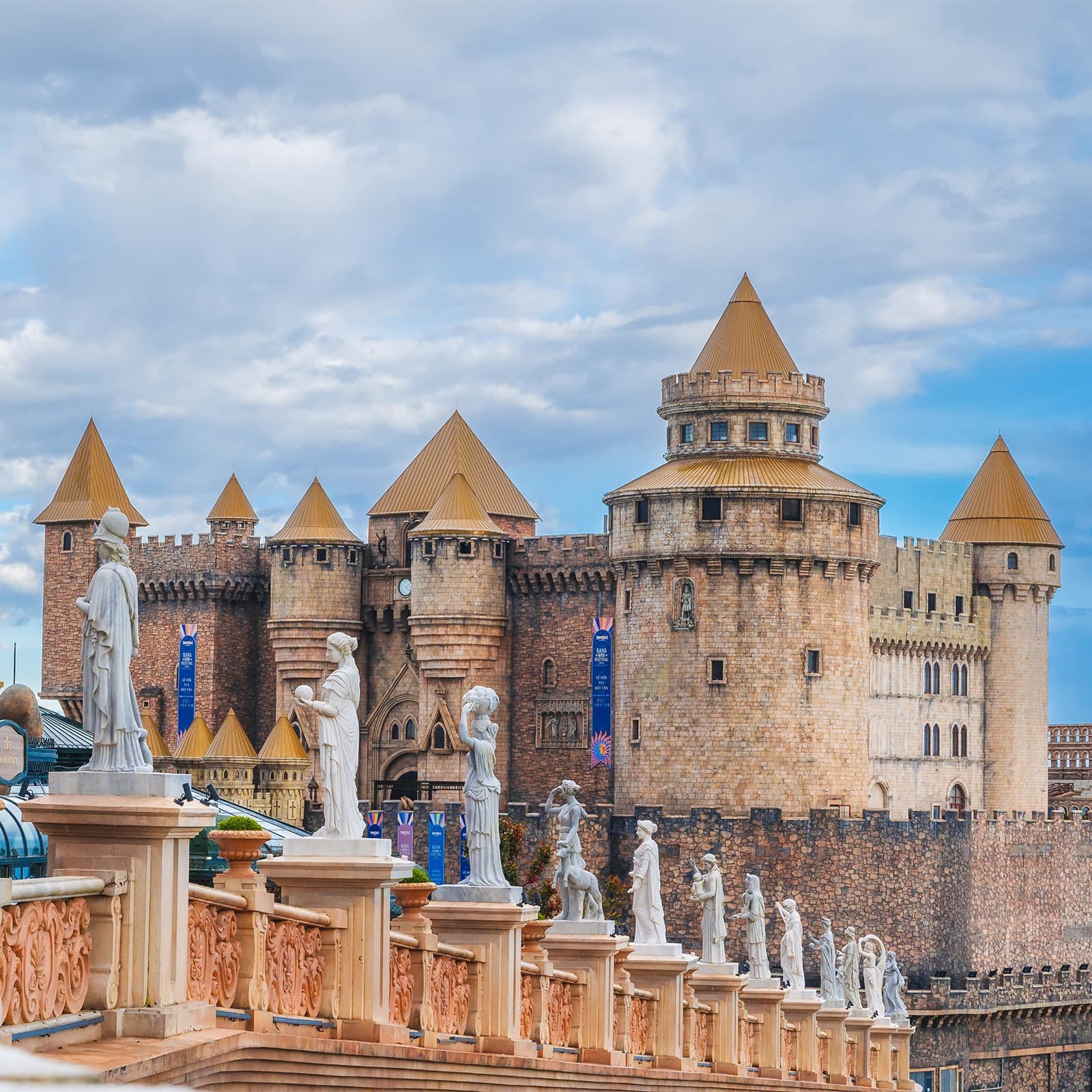 Moon Castle Ba Na Hills — сказочный замок рядом с Французской деревней, где находятся мультимедийные экспозиции, сцены и яркие интерьеры для прогулок и фото.