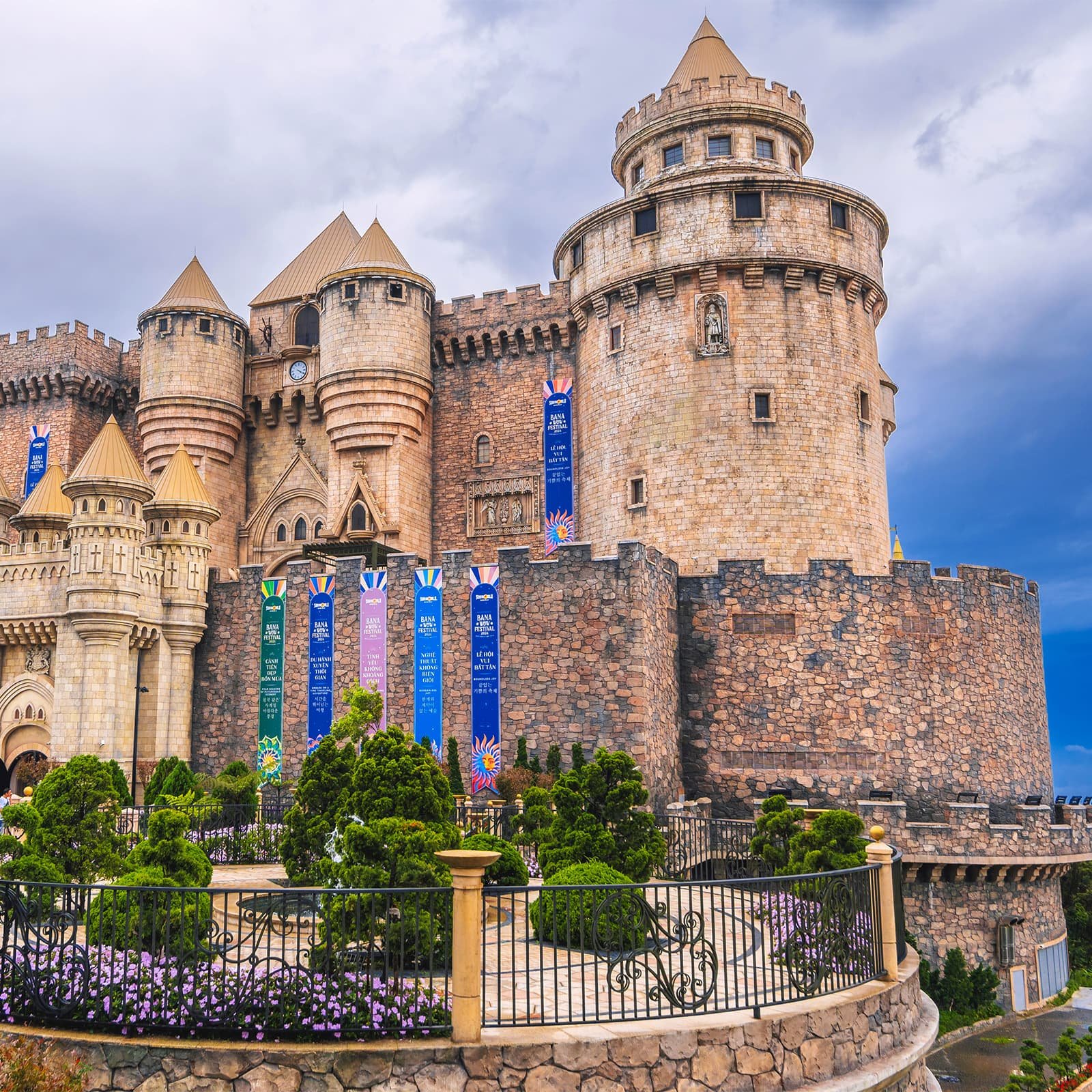 Moon Castle в Ba Na Hills — одна из ключевых развлекательных зон верхнего уровня, где проходят дневные и вечерние представления в рамках экскурсии по комплексу.