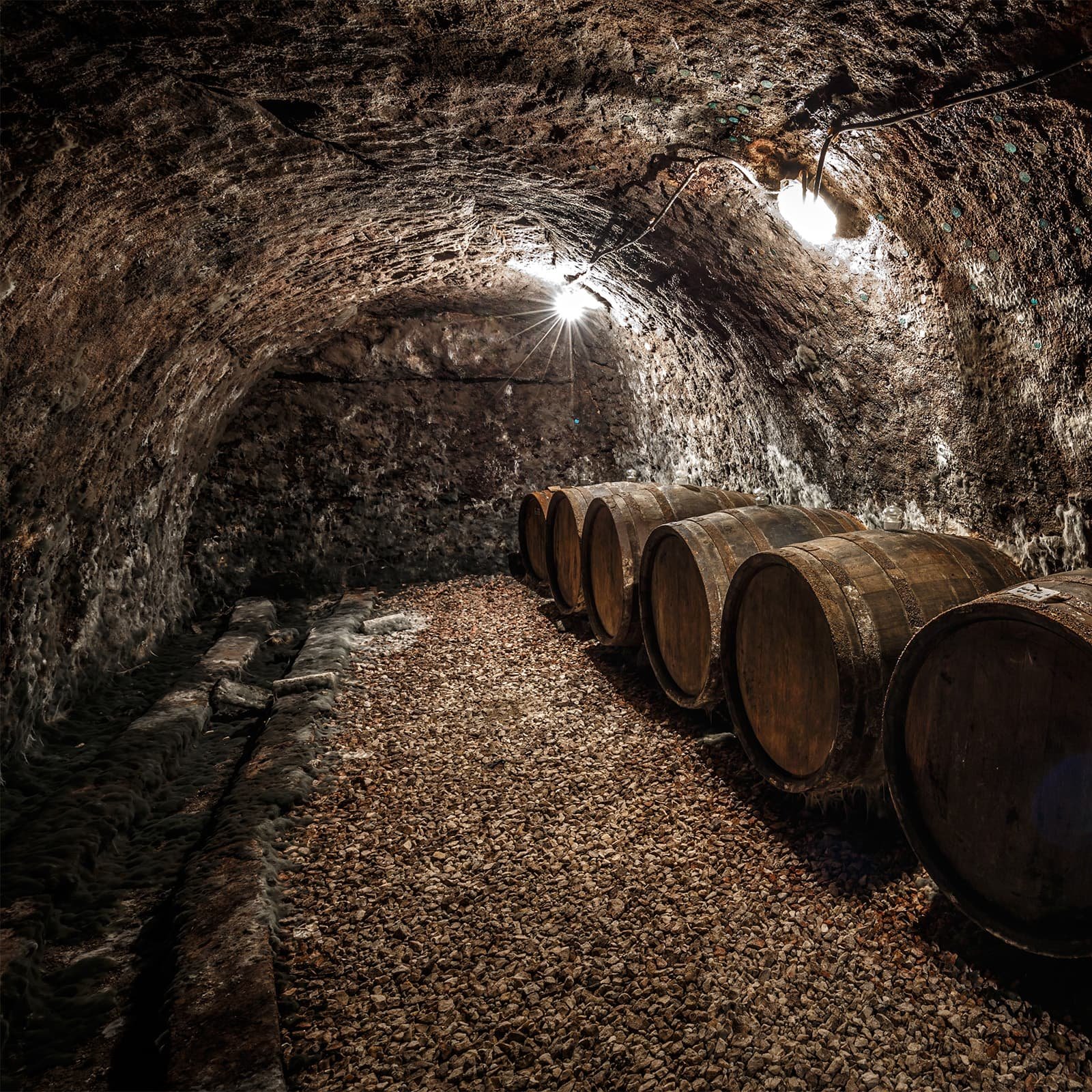 Подземный винный погреб Debay длиной около 100 м: стабильная температура 16–20 °C и дегустационные залы, где рассказывают о французском периоде истории Ba Na Hills.