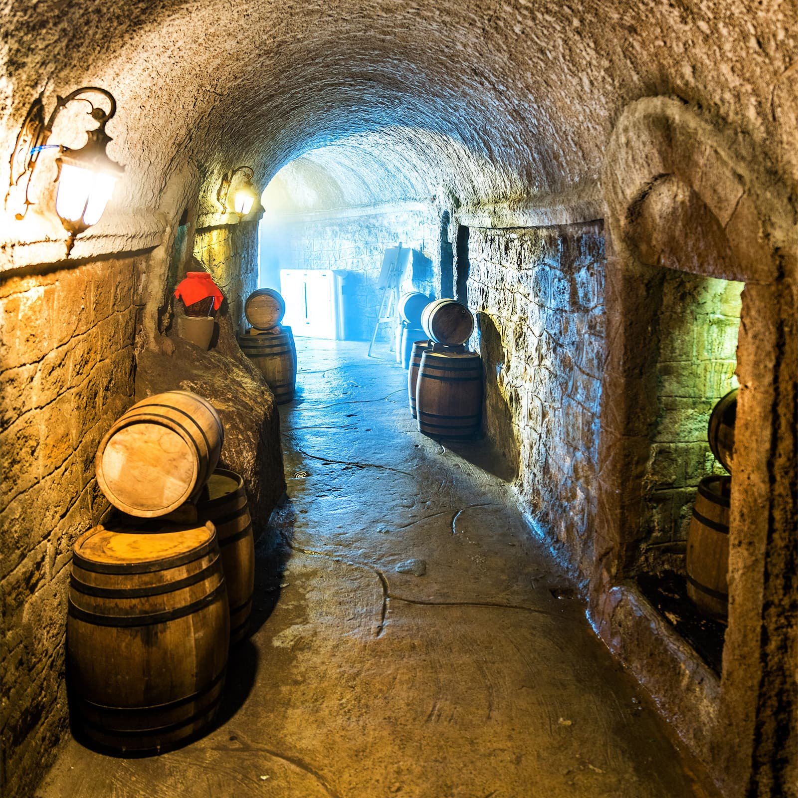 Винный погреб Debay в Ba Na Hills — исторический туннель, вырубленный французами в скале в 1923 году для хранения вина на горном курорте Ба На.