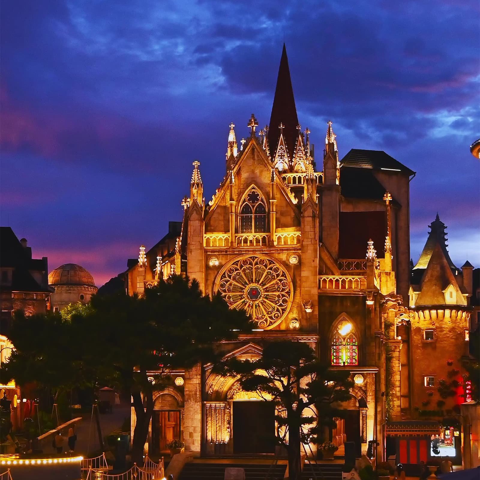 Церковь Святого Дионисия в Ba Na Hills — стилизованная копия европейского собора, вокруг которой проходят уличные выступления и фестивали во время туров из Дананга.