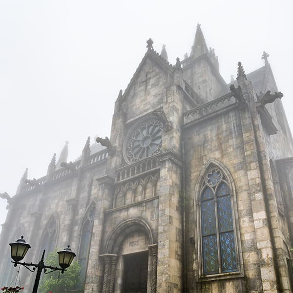 Неоготическая Церковь Святого Дионисия в Ba Na Hills: интерьер, используемый как выставочное пространство и смотровая зона, популярная точка маршрута по French Village.