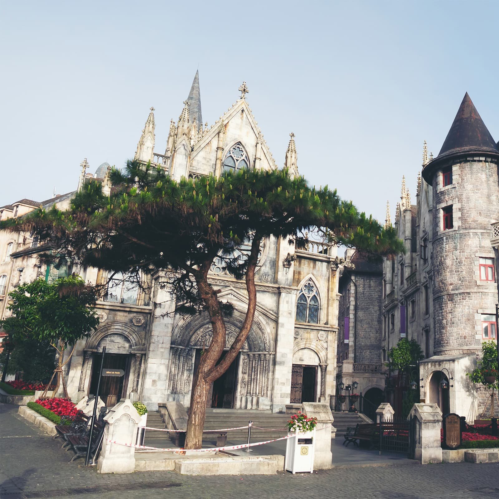Готическая архитектура церкви Saint Denis в Ba Na Hills: стрельчатые арки, витражные окна и прилегающая площадь, любимое место для фото у туристов.