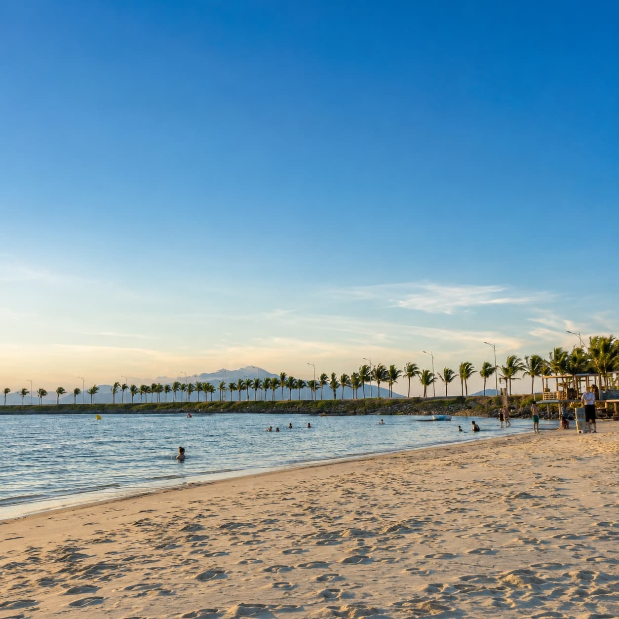 Marina Beach Nha Trang — защищённая бухта с волнорезом, спокойная вода, песчаный пляж, открытые террасы и отдых рядом с северной мариной