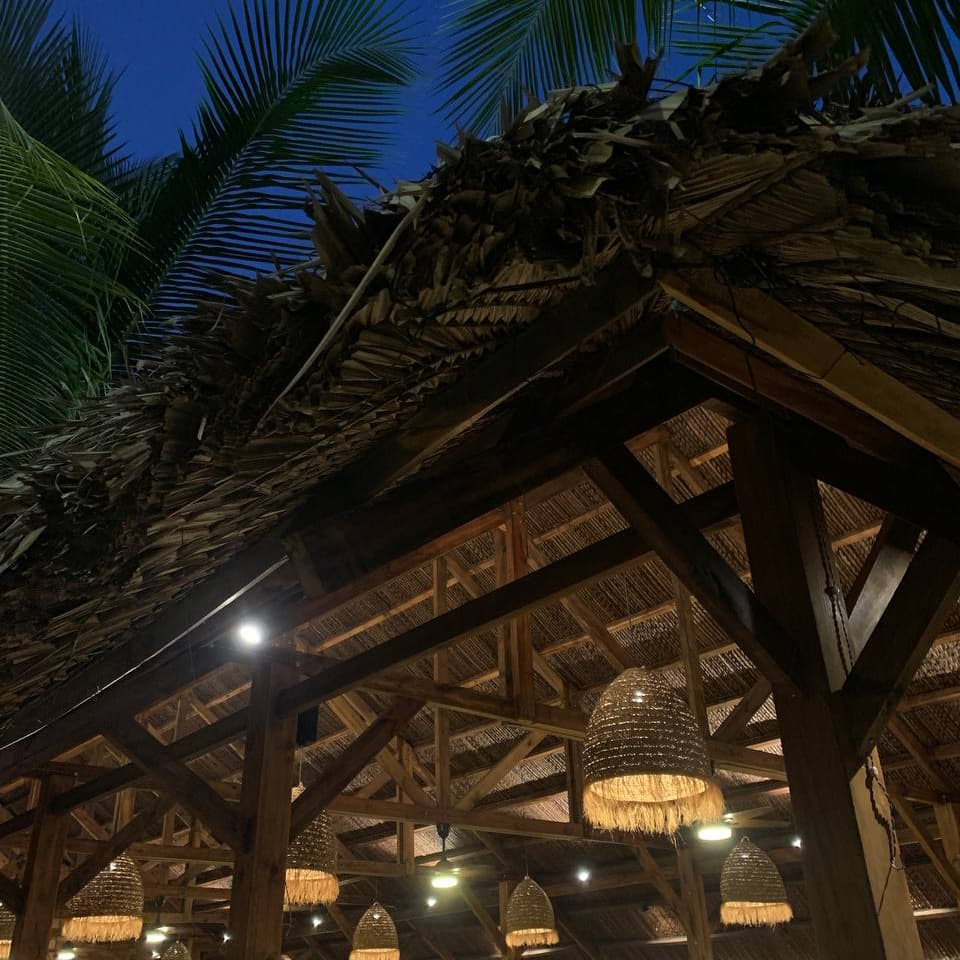 Пляж Марина Нячанг рядом с яхтенным портом — Marina Beach Club Nha Trang, пляжный клуб, шезлонги, пальмы, кафе и спокойное море