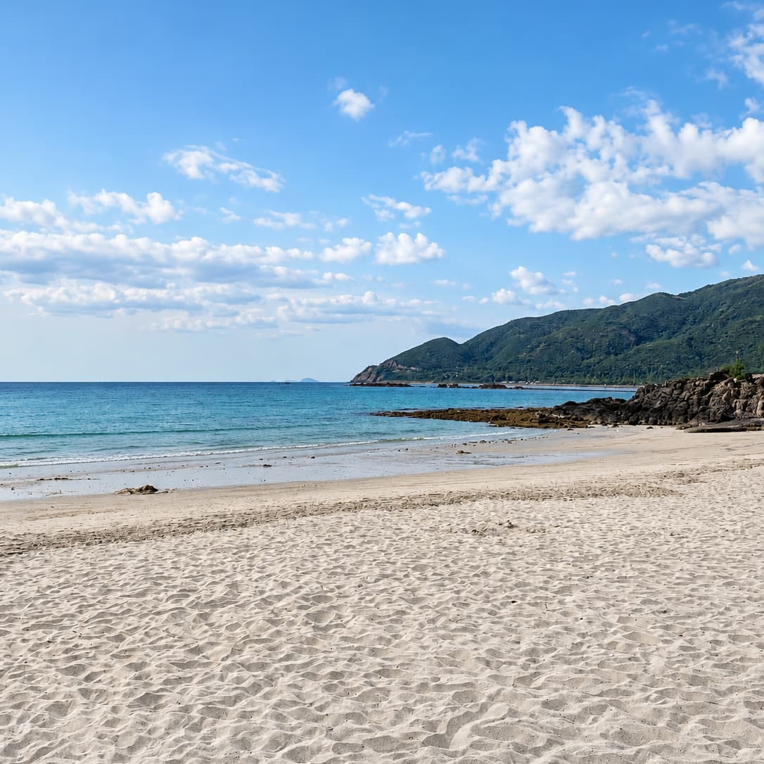 Costa Bella Resort Nha Trang — приватный пляж на побережье Nhu Tien Beach, светлый песок, шезлонги, бар, море и курортный отдых рядом с Diamond Bay
