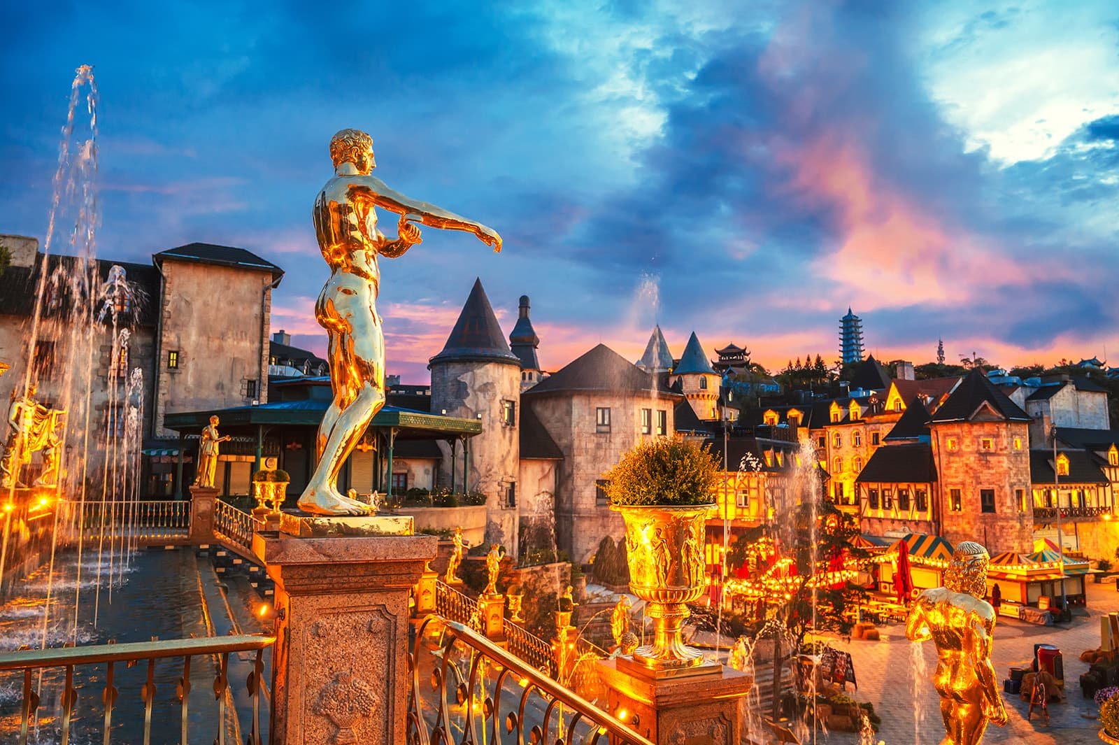 Большой гайд по достопримечательностям Ba Na Hills: канатная дорога-рекордсмен, Золотой мост, Французская деревня, сады Le Jardin d’Amour, храмы и Fantasy Park — всё, что вы захотите узнать перед поездкой.