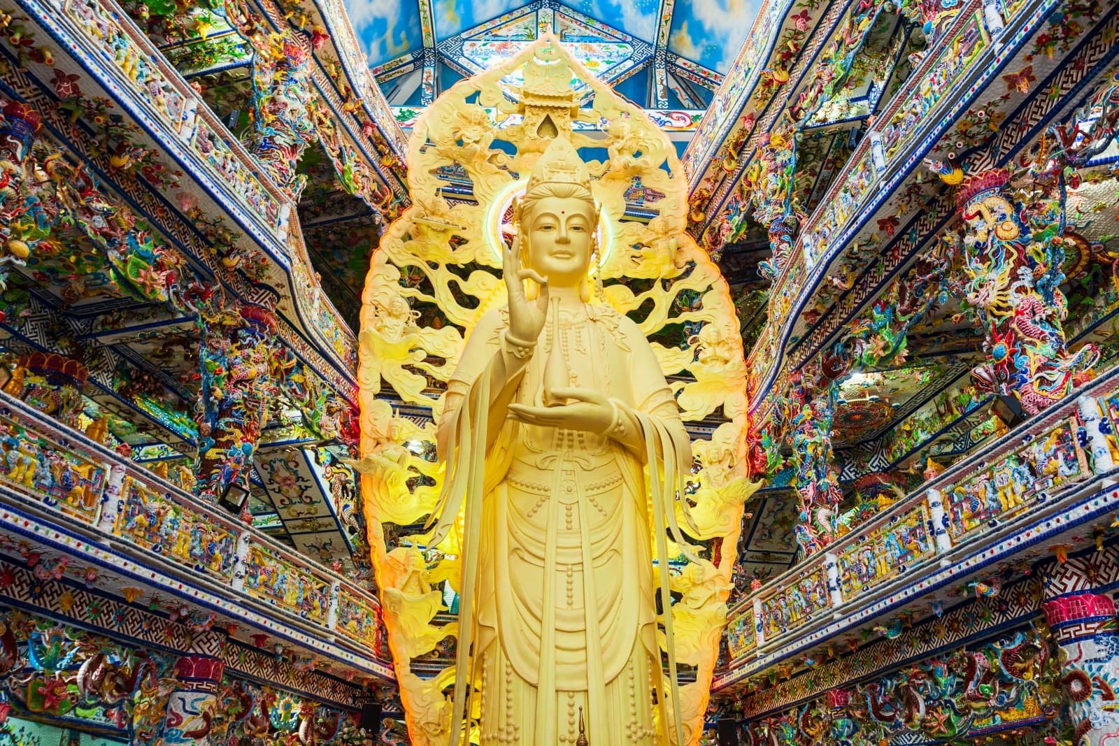 Пагода Линь-Фуок (Далат): храм, облицованный мозаикой из керамических осколков; 49-метровый дракон из стеклянных бутылок и высокая колокольня Linh Tháp с большим колоколом. Экскурсия TianaTours из Нячанга.