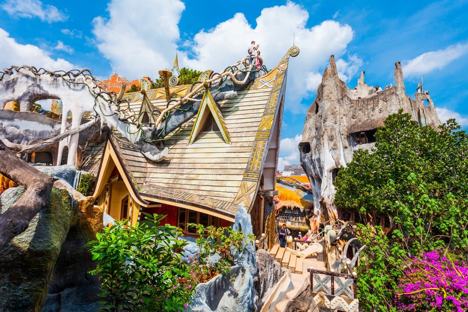 Crazy House в Далате: архитектурный арт-объект и гостевой дом в форме «сказочного дерева», органические линии без прямых углов, лабиринт переходов, гротов и тематических комнат. Экскурсия TianaTours из Нячанга.